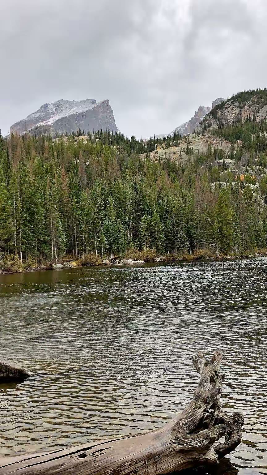 Hallett Peak: 海拔12,732英尺(3,880米) 和Bear Lake.