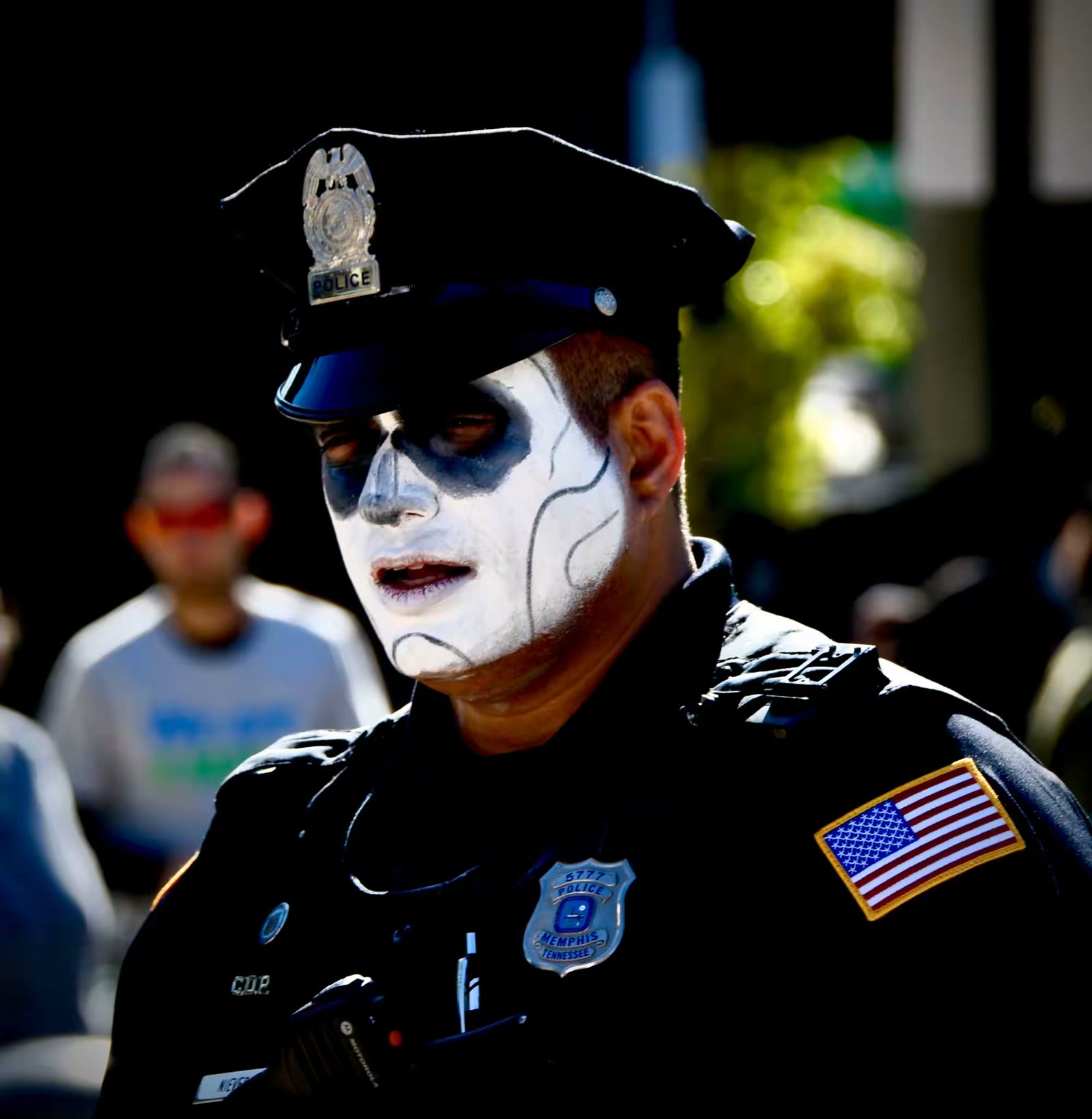 不知是警察叔叔装扮鬼还是是鬼扮警察叔叔？