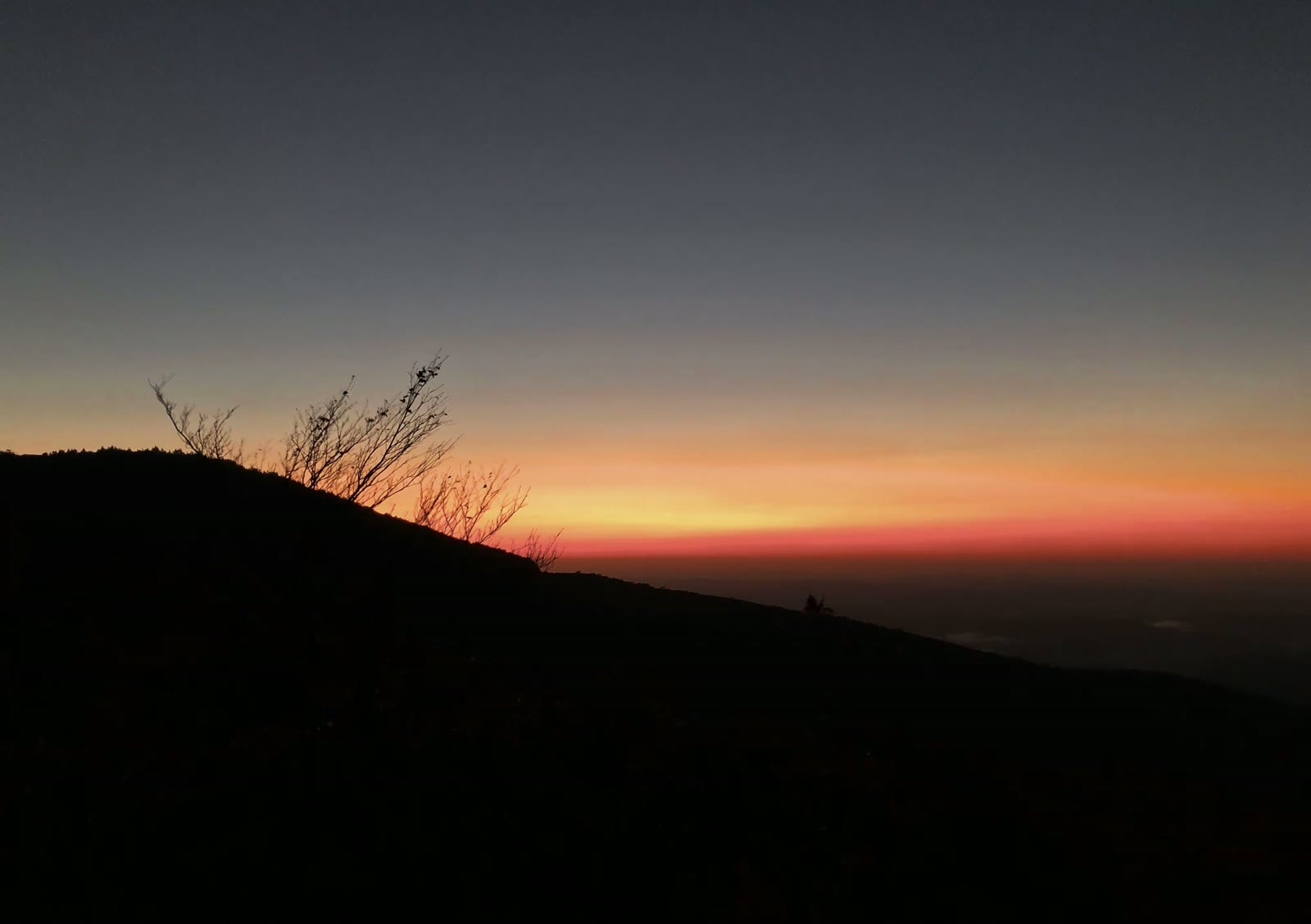 位于里程碑302.8英里处的(Milepost 302.8)Rough Ridge Lookout 观景台看日出。