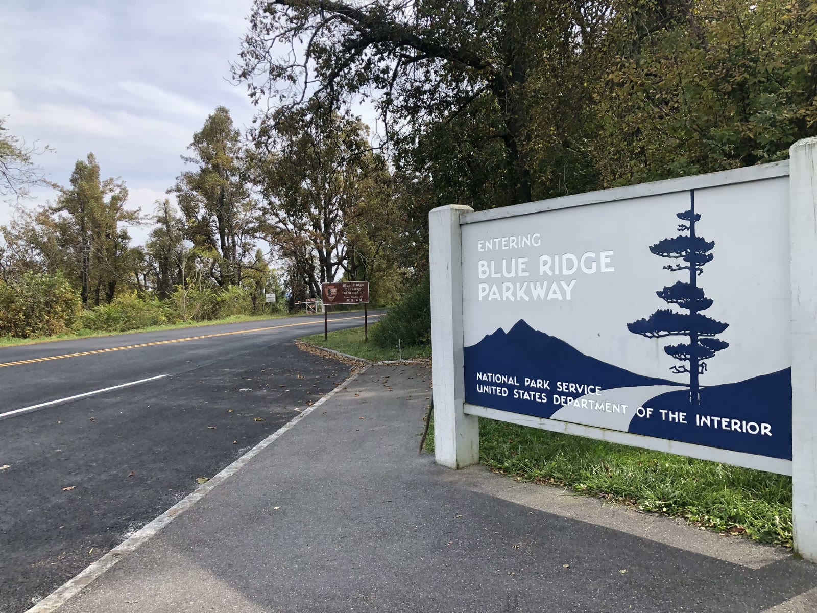 位于维吉尼亚州的蓝岭公路北端起点入口(里程碑0英里处 Milepost 0)。