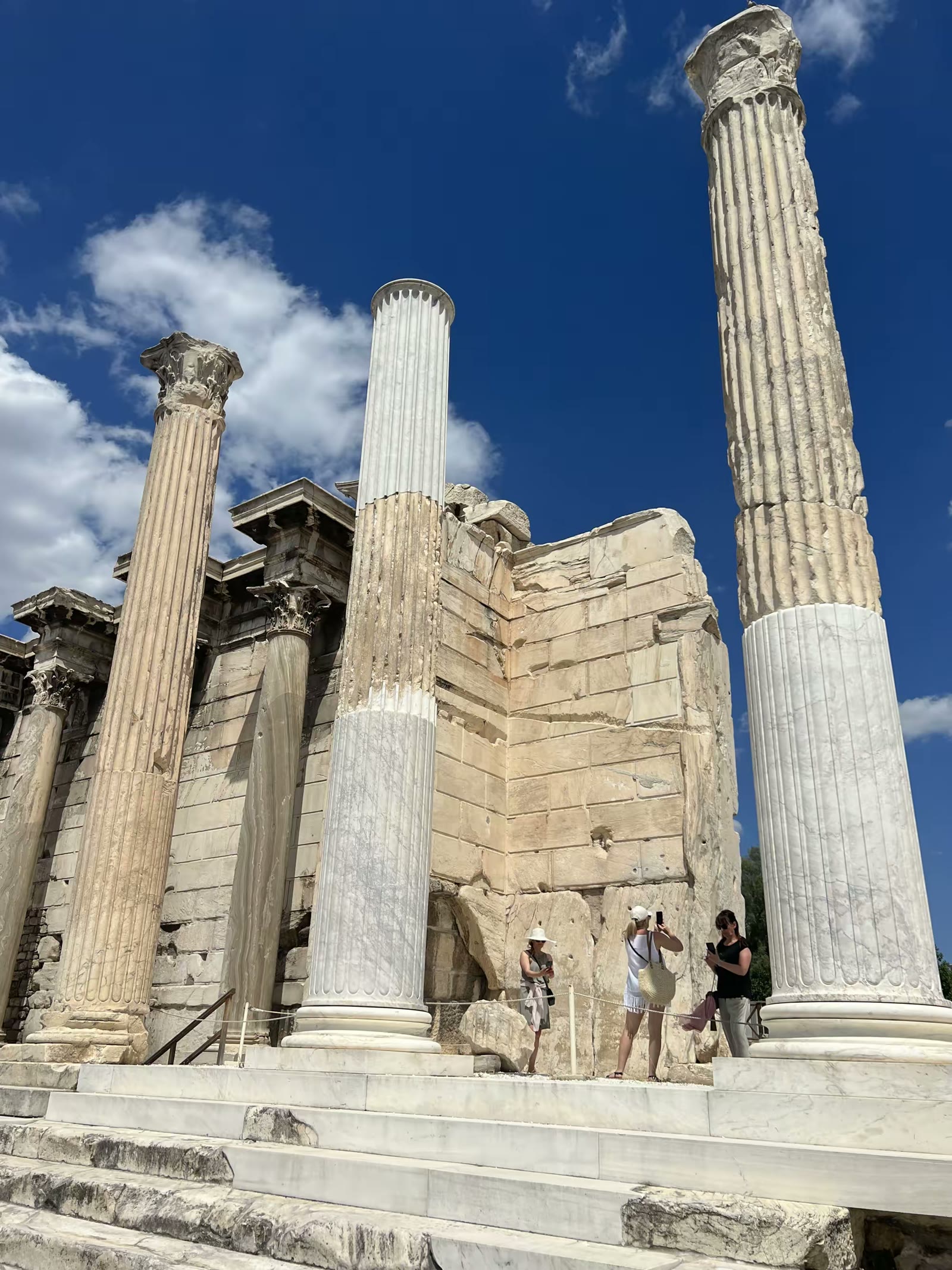 哈德良图书馆(Hadrian's Library)也在雅典卫城的北面,其建于公元二世纪左右,是罗马皇帝哈德良统治时期,因此得名。可惜这里只保留下来原来图书馆的一部分墙壁。