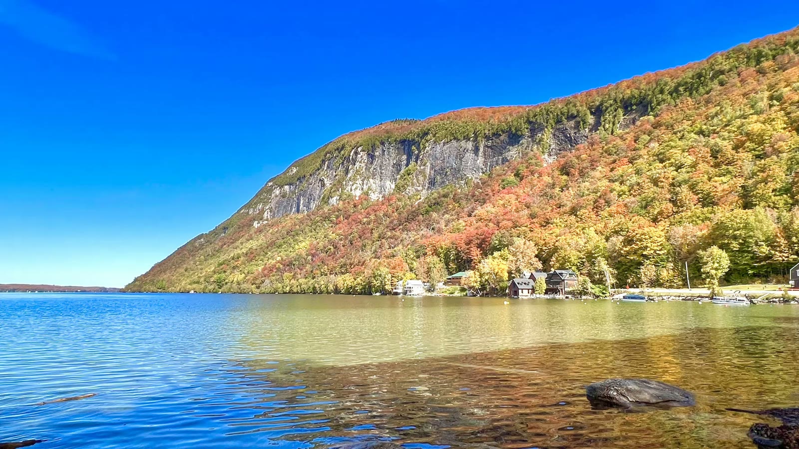 美加秋日湖景