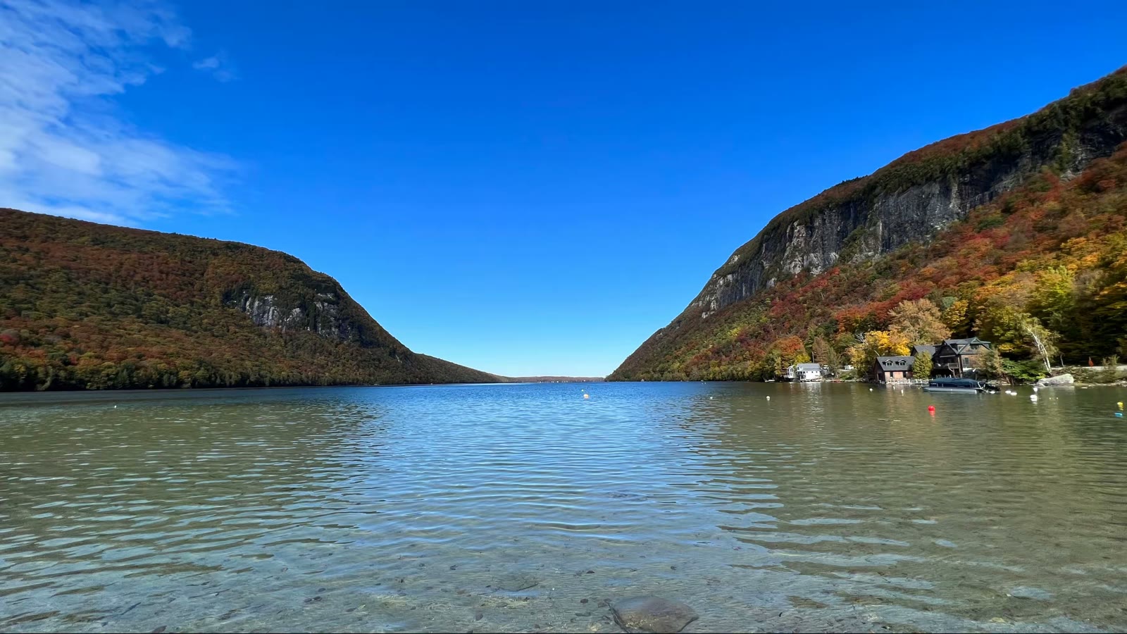 美加秋日湖景