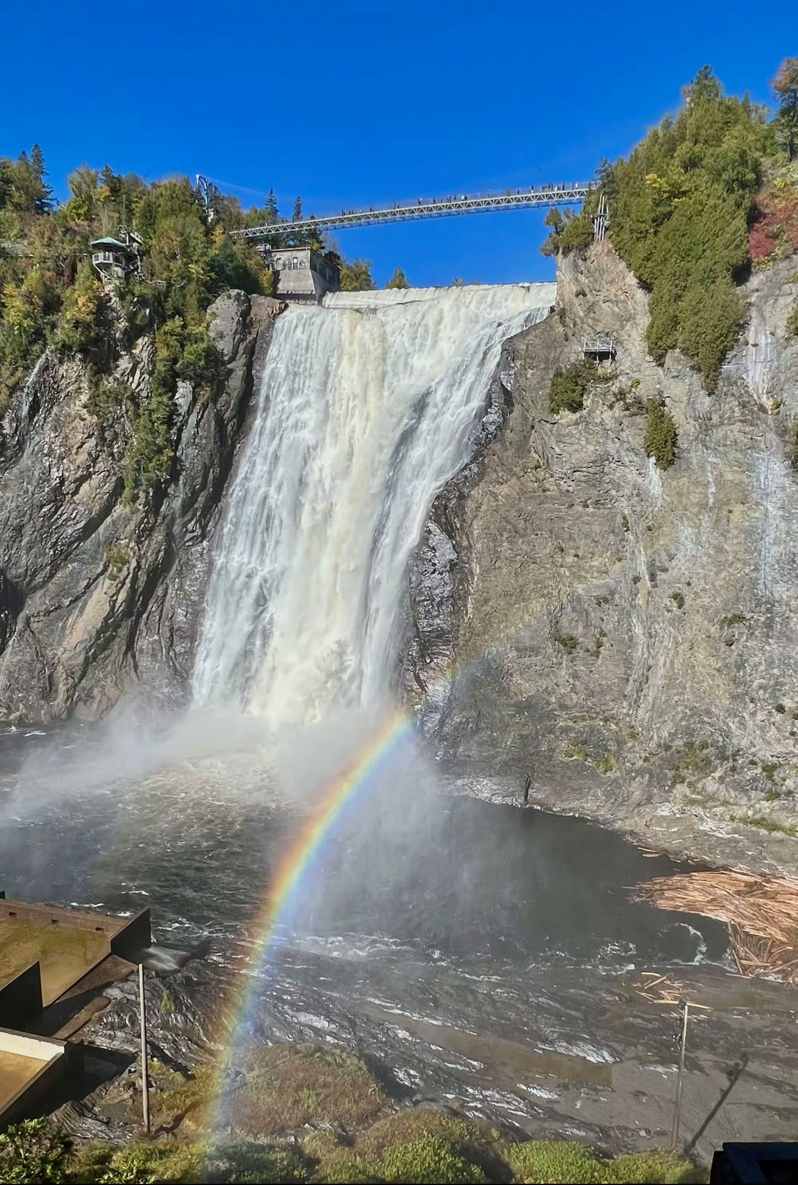 水晶瀑布(Montmorency Falls)
