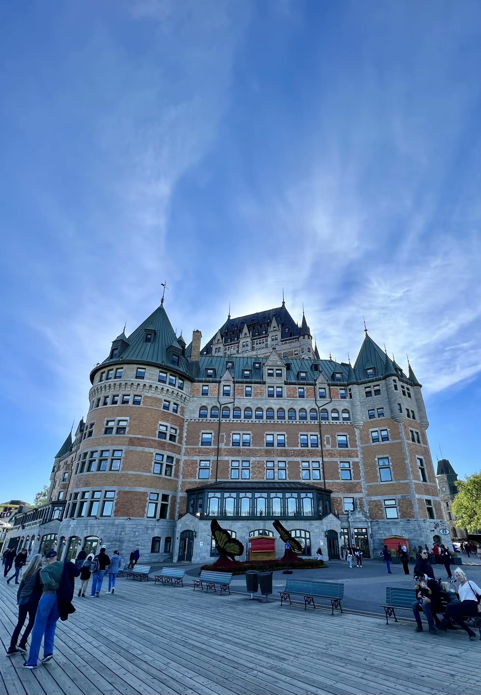 魁北克老城区的费尔蒙芳堤娜城堡酒店Fairmont Le Chateau Frontenac)于1893年开业，被定为联合国文化遗址。