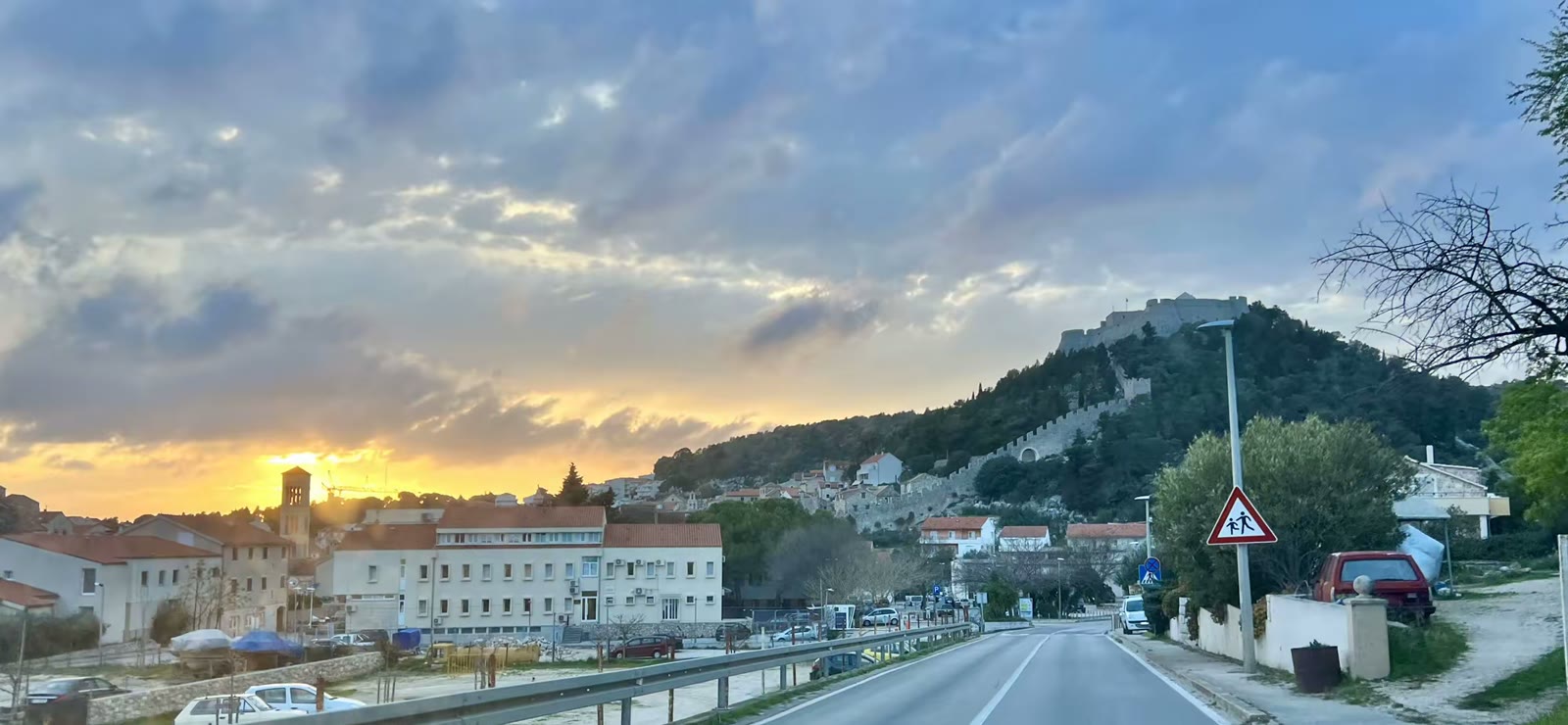 赫瓦尔岛 (Hvar Island)位于达尔马提亚海岸，濒临亚得里亚海，是克罗地亚最受欢迎的旅游和度假胜地之一。