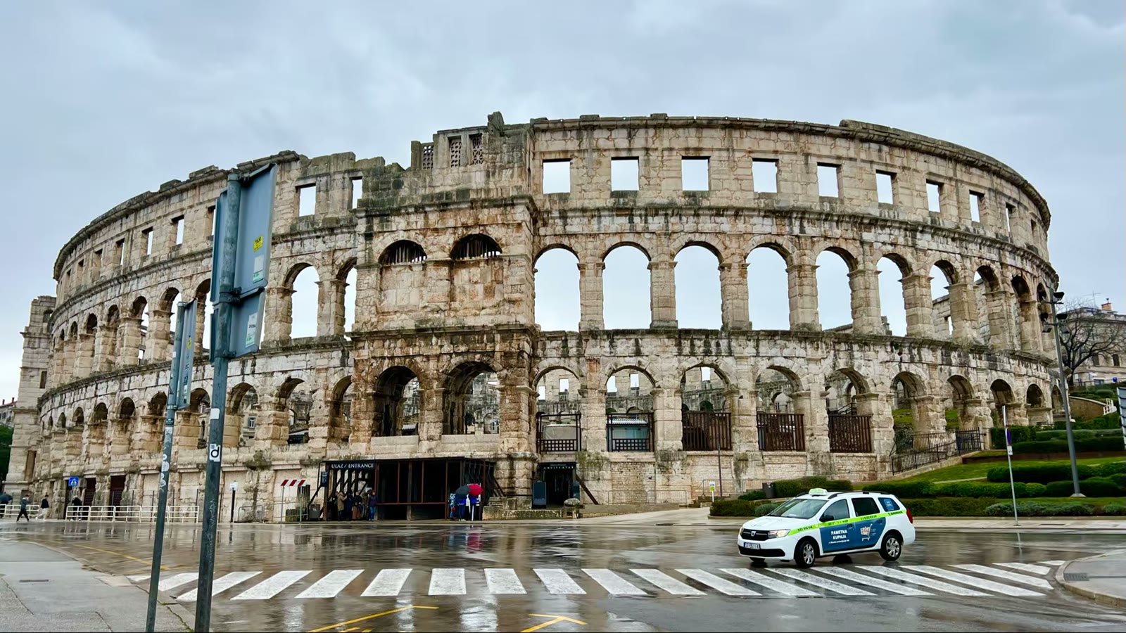 普拉竞技场(Pula Arena)是世界上现存的六个最大的罗马竞技场之一。现在则是音乐会和电影节的会场。普拉竞技场修建于罗马帝国首任皇帝奥古斯都在位时期。竞技场也是该国保存最完好的古代建筑物。