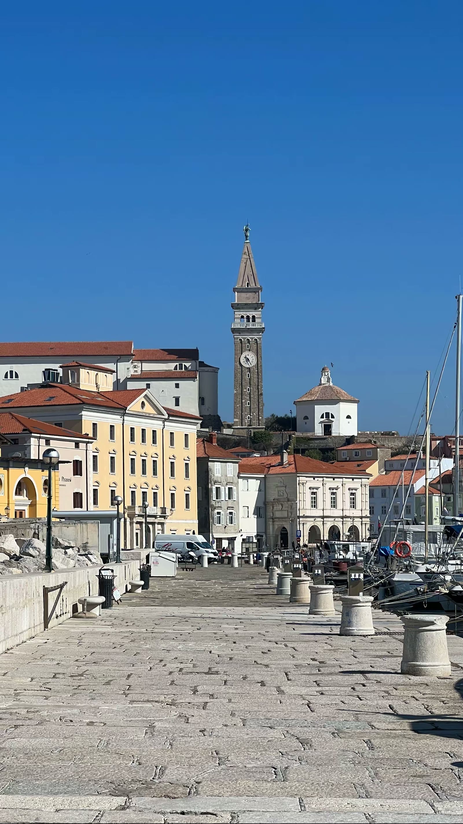 罗维尼(Rovinj)被称为“东欧的威尼斯”，也有人说它是缩小的锡耶纳，还有人说 ，来过这里就不用再去五渔村了。 罗维尼最精华的当然是老城区。老城曾有七座门，如今还保留三座， 保存最完好的一座巴洛克拱门上有威尼斯的标记:踩着圣经的长着翅 膀的狮子。这座城门边是罗维尼最主要的广场，广场北面有个镶着大 钟也刻有飞狮雕像的钟楼，就像是威尼斯圣马可广场北面的钟楼的简 化版，广场周边建筑也是意大利式。