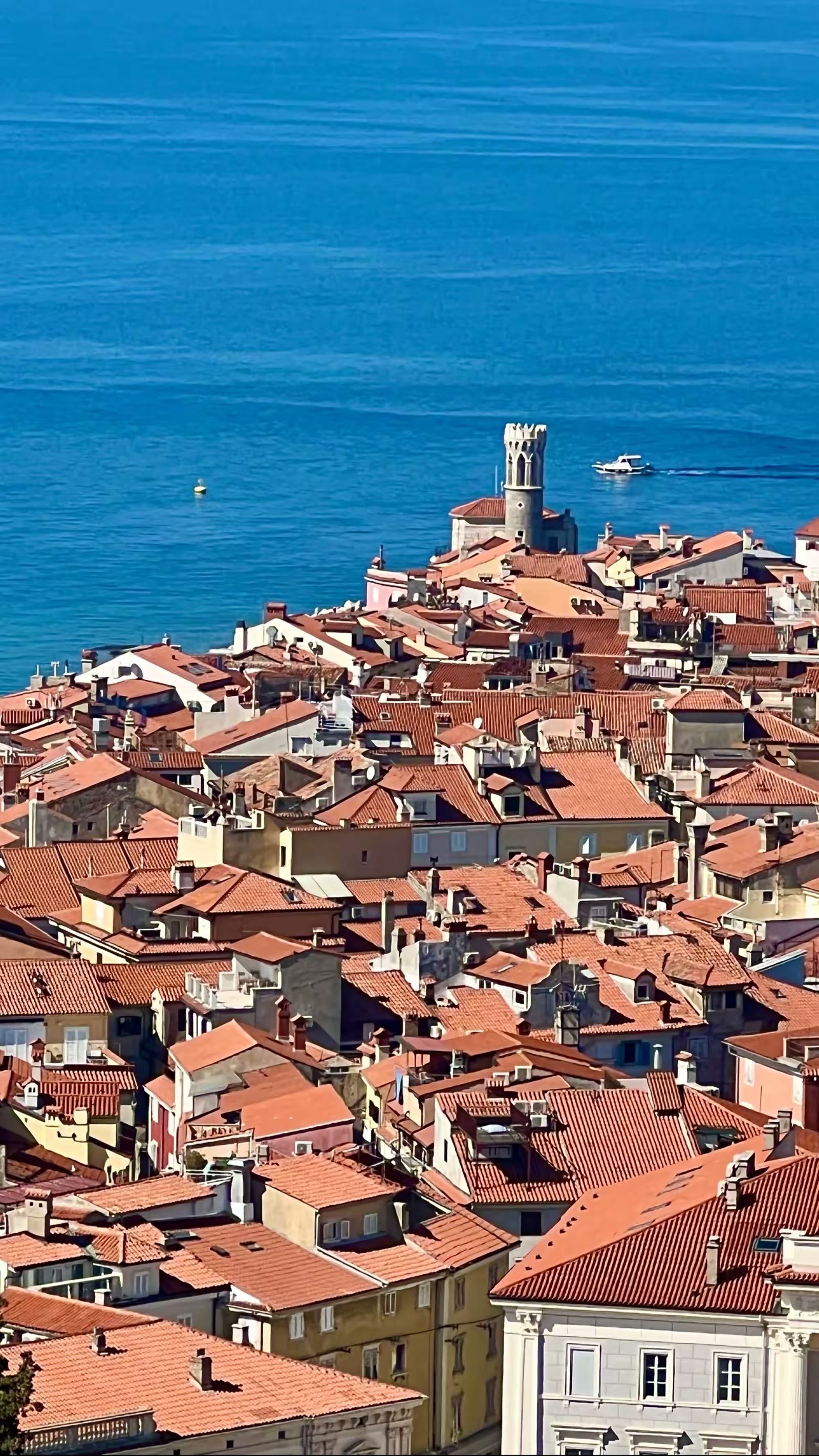皮兰 (Piran,Slovenia) 这里又被称为是斯洛文尼亚的红色伊甸园，一座保存完好的 中世纪小城，城中许多建筑至今仍流露着威尼斯的风格。