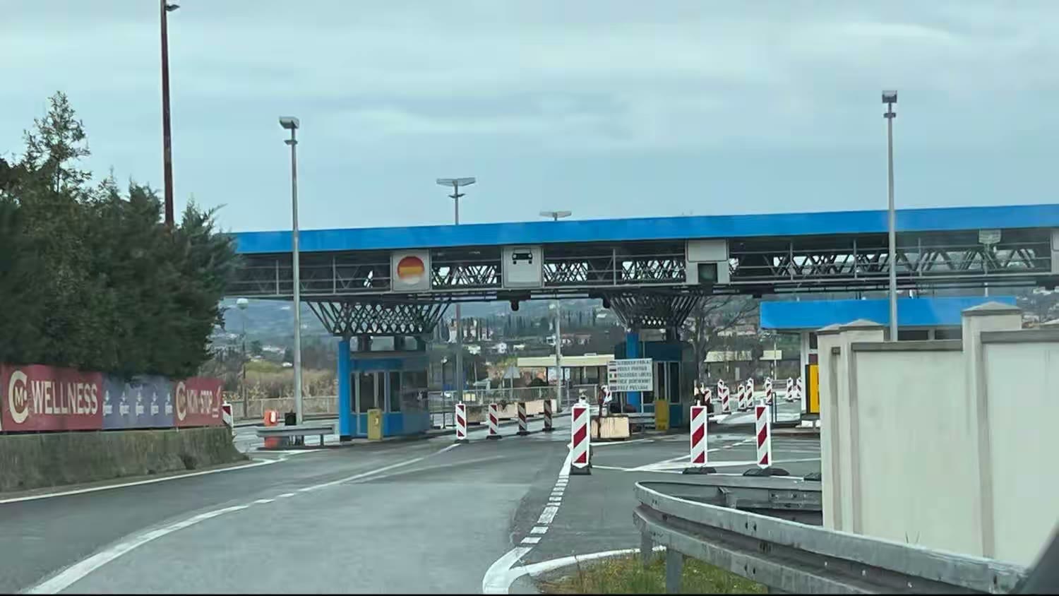 克国与斯国入境关口一瞥