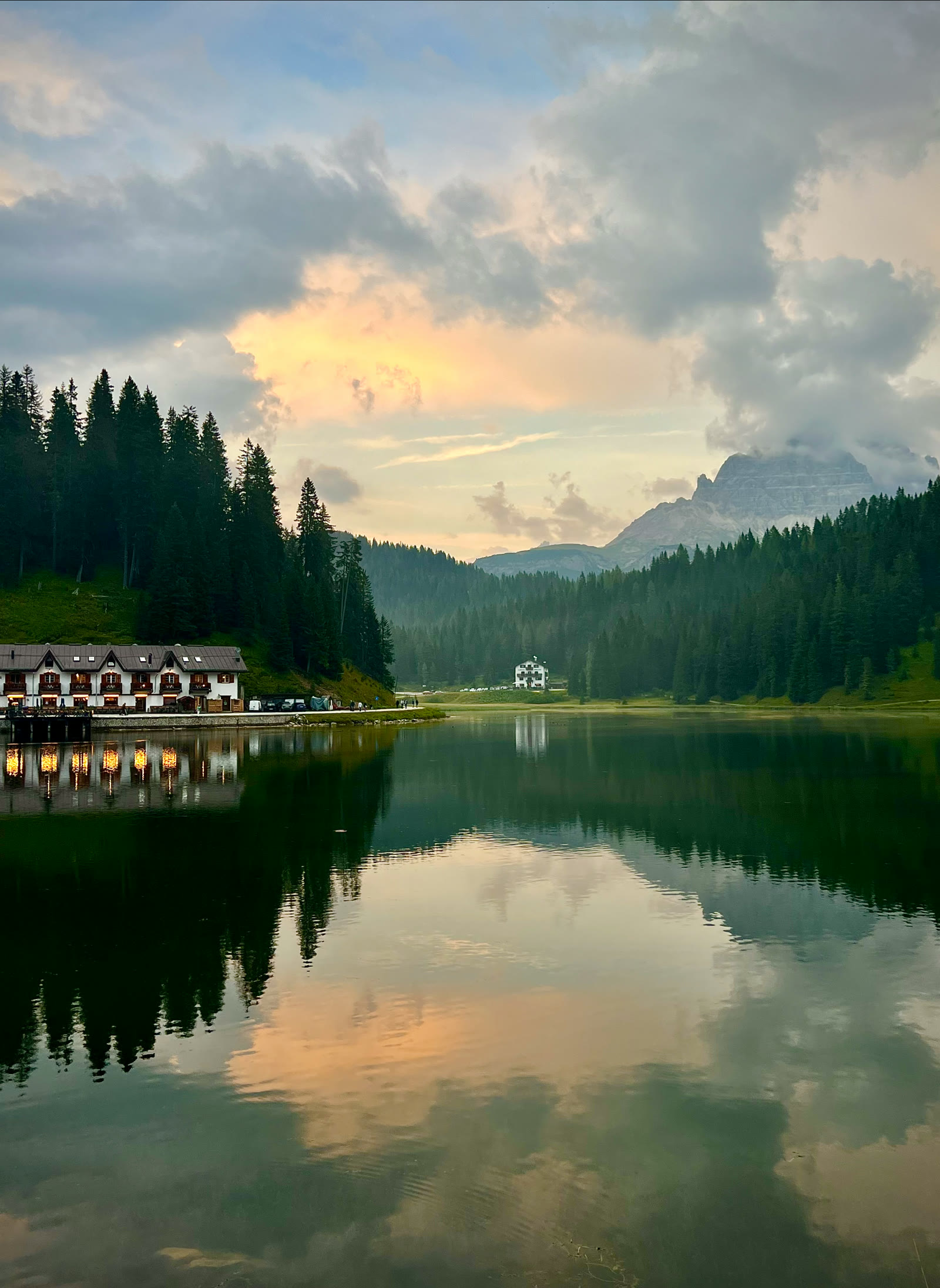 8月27日下午我们到达三峰山下密苏里那湖(Lake Misurina)边的旅馆住宿。准备第二天一大早直奔三峰山南侧的卡迪尼山脉(Cadini di Misurina)的网红景点(Cadini di Misurina ViewPoint)观赏美景。日落时分从海拔1760米的密苏里那湖远眺著名徒步胜地海拔两千多米的三峰山(Tre Cime di Lavaredo)南侧。