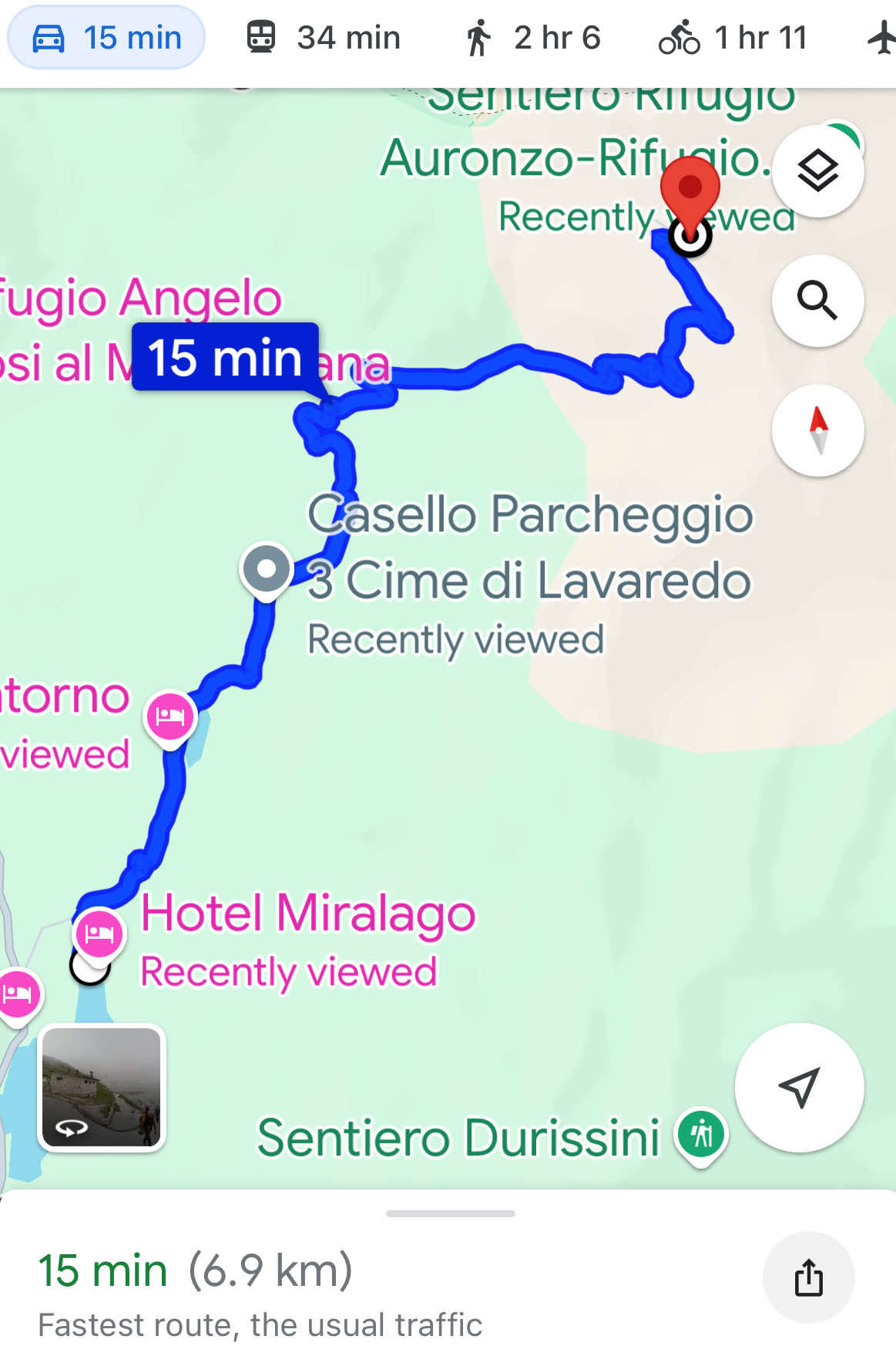从我们住的旅馆开车到三峰山的停车场正常情况下大概十几分钟左右。据说停车场共有七百多个车位,去晚了车位满了就不让进车上山。所以第二天早上我们六点半起床,七点准时到旅馆餐厅吃早餐,十分钟左右后开车上山。谁知没开几分钟就被堵在路上,长长的车队蜗牛式地慢行。