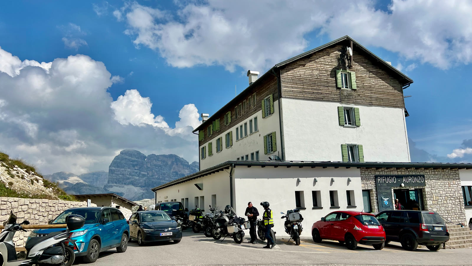 三峰山南侧海拔2,333米停车场旁能容纳一百多人的简易旅馆(Rifugio Auronzo)。