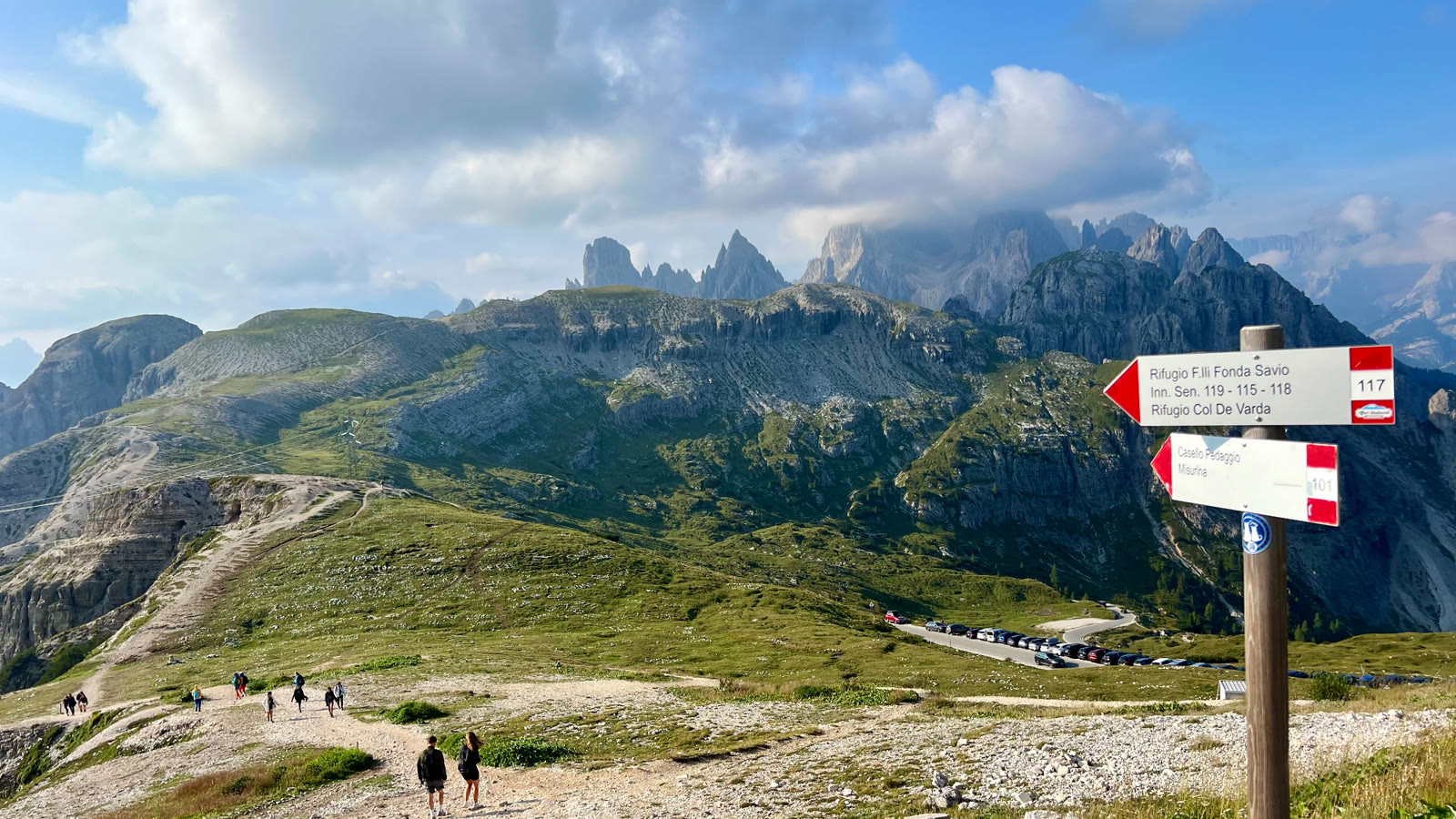 三峰山南侧卡迪尼山脉(Cadini di Misurina)的网红景点Cadini di Misurina Viewpoint 的117步道指示牌。网上介绍从117步道小路到景观点来回大约两英里,要走一到两个小时。我们一路走走停停,不是观赏四周景色,就是拍摄四周风景,当然上坡时还得歇一会喘口气。途中花了一个小时拍了两个延时小视频,排队等上观景台又花了近一个小时。我们来回大概花了五个多小时。