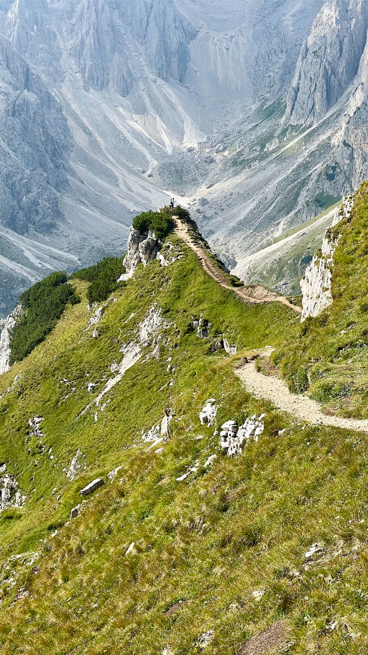 这就是卡迪尼山脉(Cadini di Misurina)的网红景点。一条近百米的蜿蜒小路沿着陡坡通向观景点,四周是高峭的悬崖,对有恐高的人来说是有点挑战性。我们在路上结识一对订婚后到欧洲旅游的来自美国费城的年青人,女的犹豫许久,最后还是鼓起勇气登上了观景平台。