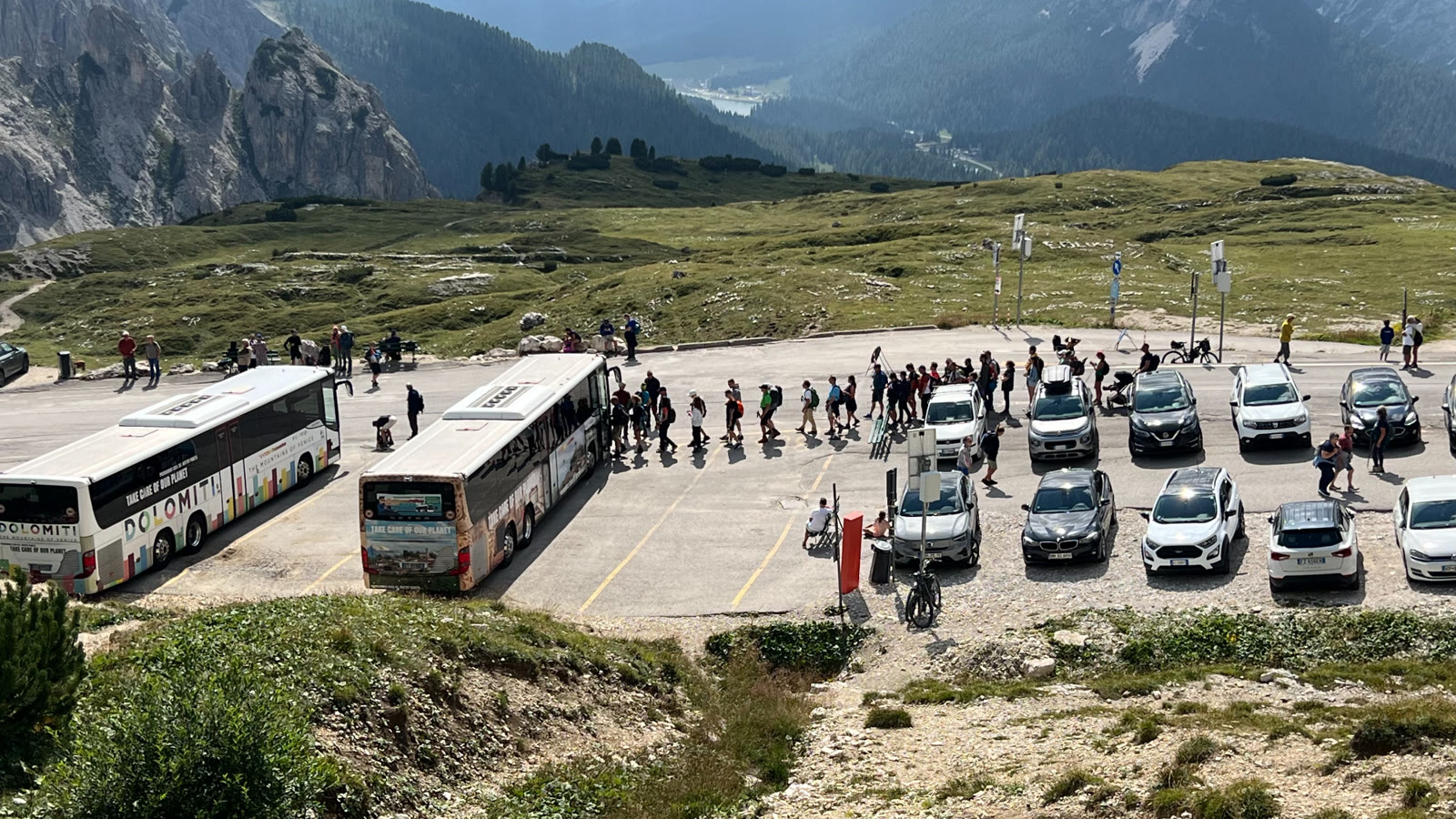 游客在排队坐公车下山。我们也开车下山回旅馆。
