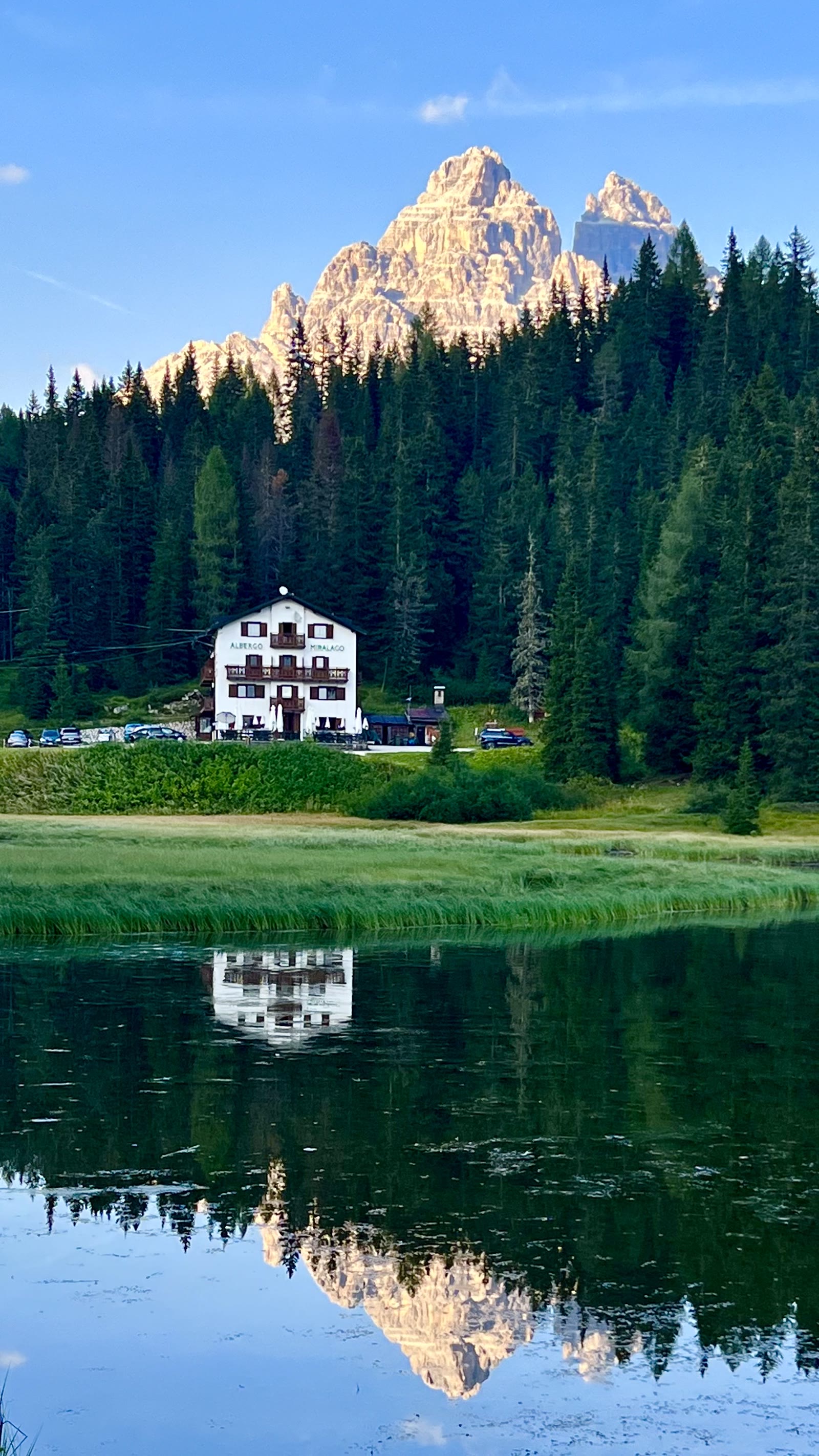 这是我们住的旅馆。后面的就是三峰山南侧的景观。