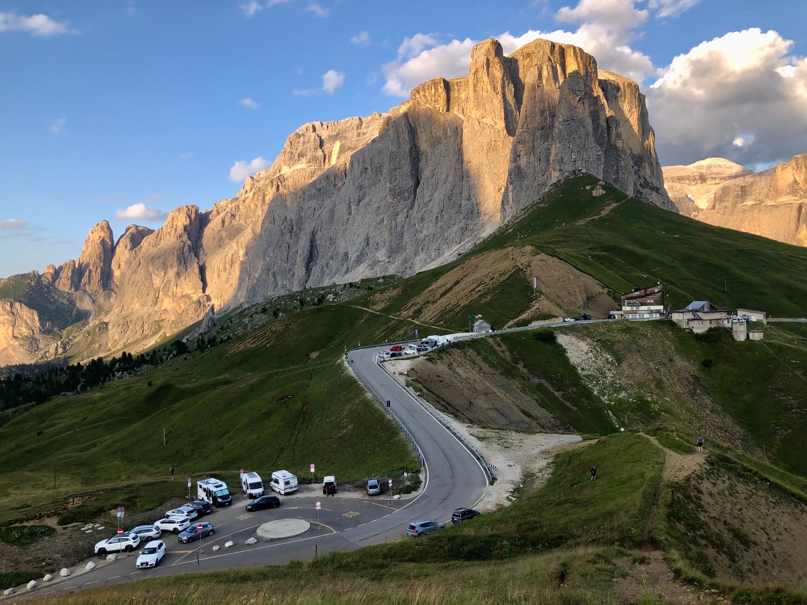 塞纳隘口(Sella Pass), 海拔2.246米, 道路弯曲，是多洛米蒂山脉最具标志性的道路之一。