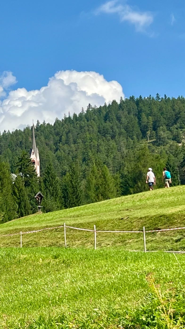 多洛米蒂加迪纳山谷中(Val Gardena)最古老和最高的的圣雅各布教堂(Church of St Jacob)是一座晚期哥特式建筑，其钟楼上装饰着亮白色的石头。教堂的历史有文字记载为1283年，有些历史学家认为最早建于1181年。教堂建在一条被称为“Troi Paian”或“异教徒之路”的古道上。这条贸易通道可以追溯到青铜时代，曾将威尼斯与南蒂罗尔的 Valle Isarco 连接起来。