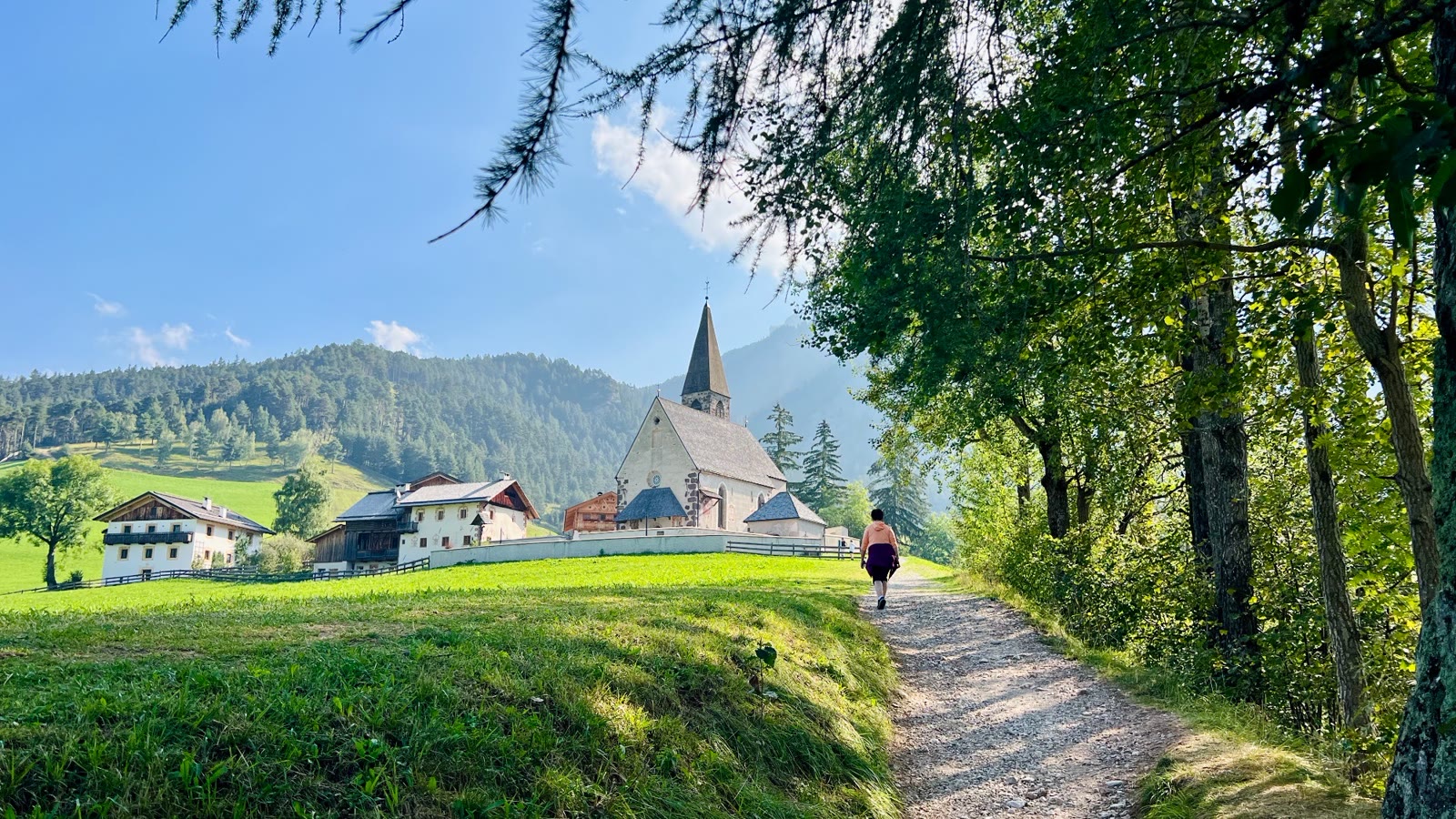 圣玛格达莱娜教堂(Chiesa di Santa Maddalena)建于1492年，属于哥特式晚期风格。根据文字记载教堂第一座建筑建于1394年，但仅保留了钟楼。