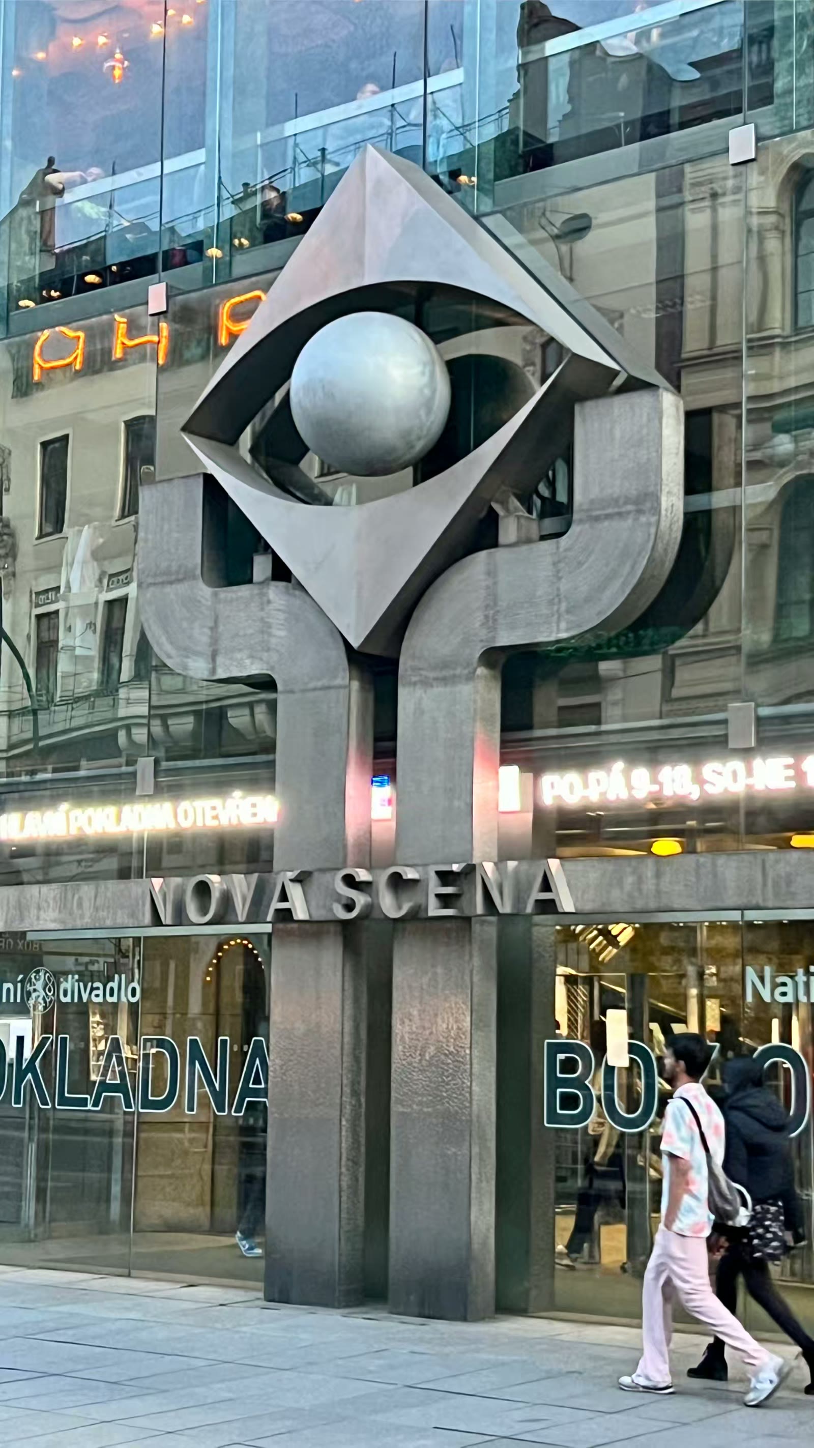 中欧四城漫步行 街头巷尾皆是景