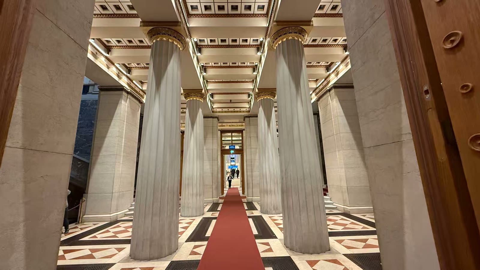 中欧四城漫步行 街头巷尾皆是景