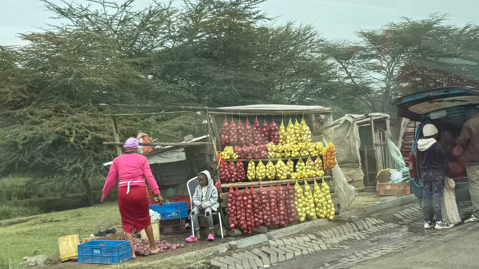 东非两国沿途行人