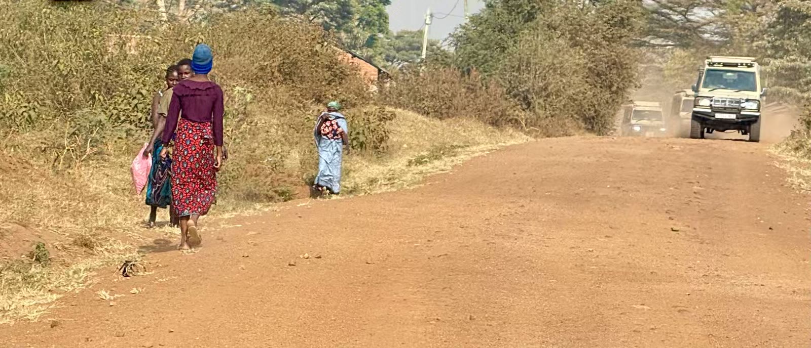 东非两国沿途行人