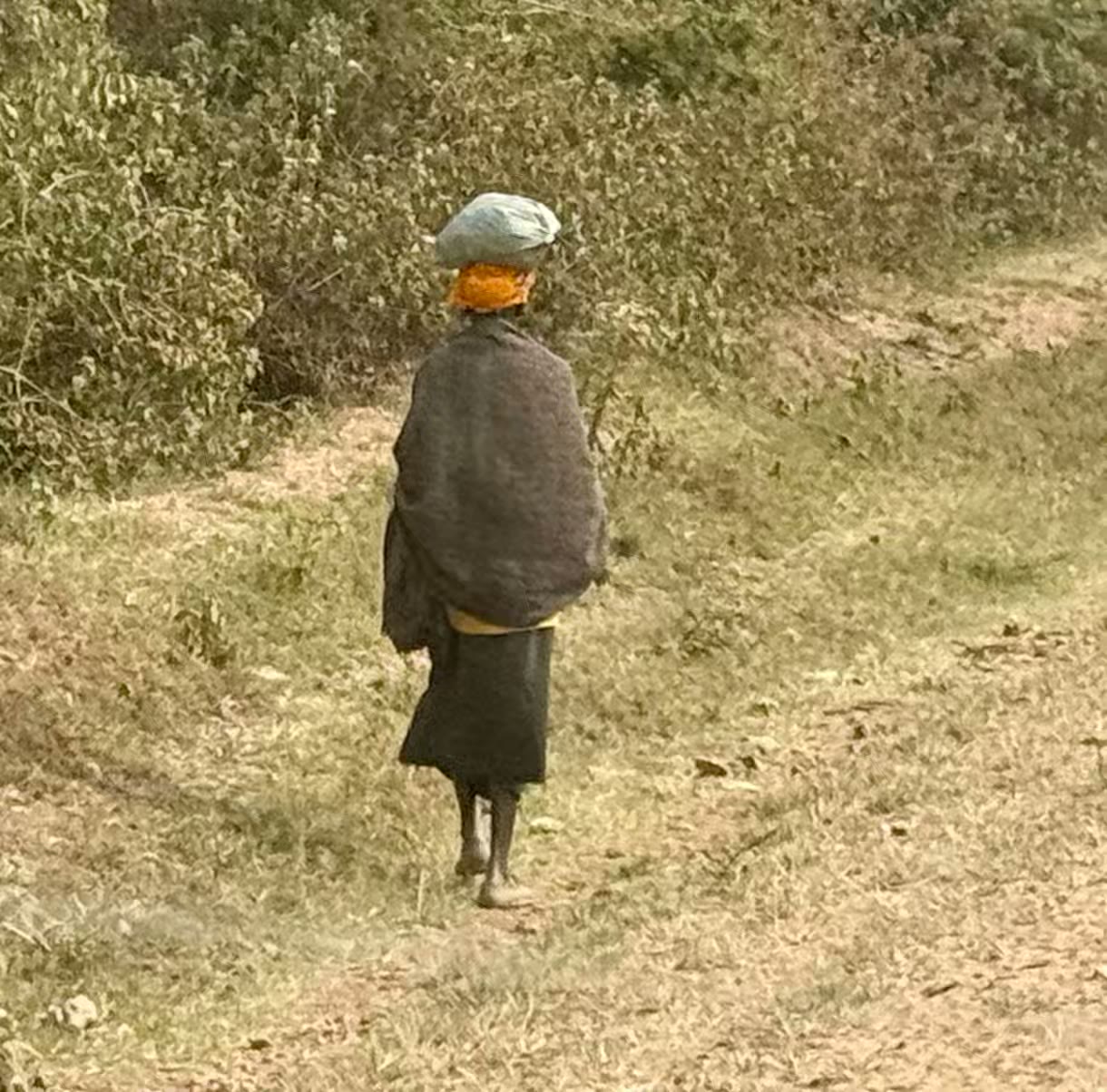东非两国沿途行人