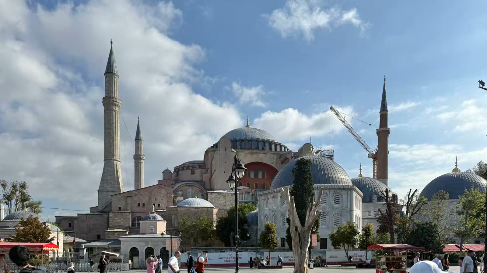 圣索菲亚大教堂(Hagia Sophia Grand Mosque) 有近一千五百年的漫长历史，因其巨大的圆顶而闻名于世，它于公元537年完工，是拜占庭建筑典范、东正教的中心教堂、拜占庭帝国极盛时代的纪念碑。在1519年塞维利亚主教座堂建成之前，圣索菲亚大教堂一直是世界上最大的教堂。1453年以后被土耳其人占领，改建成为清真寺。1935年由土耳其共和国国父凯末尔改为博物馆，直到2020年7月2日，时任总统埃尔多安将其恢复为清真寺。1985年列入世界文化遗产。