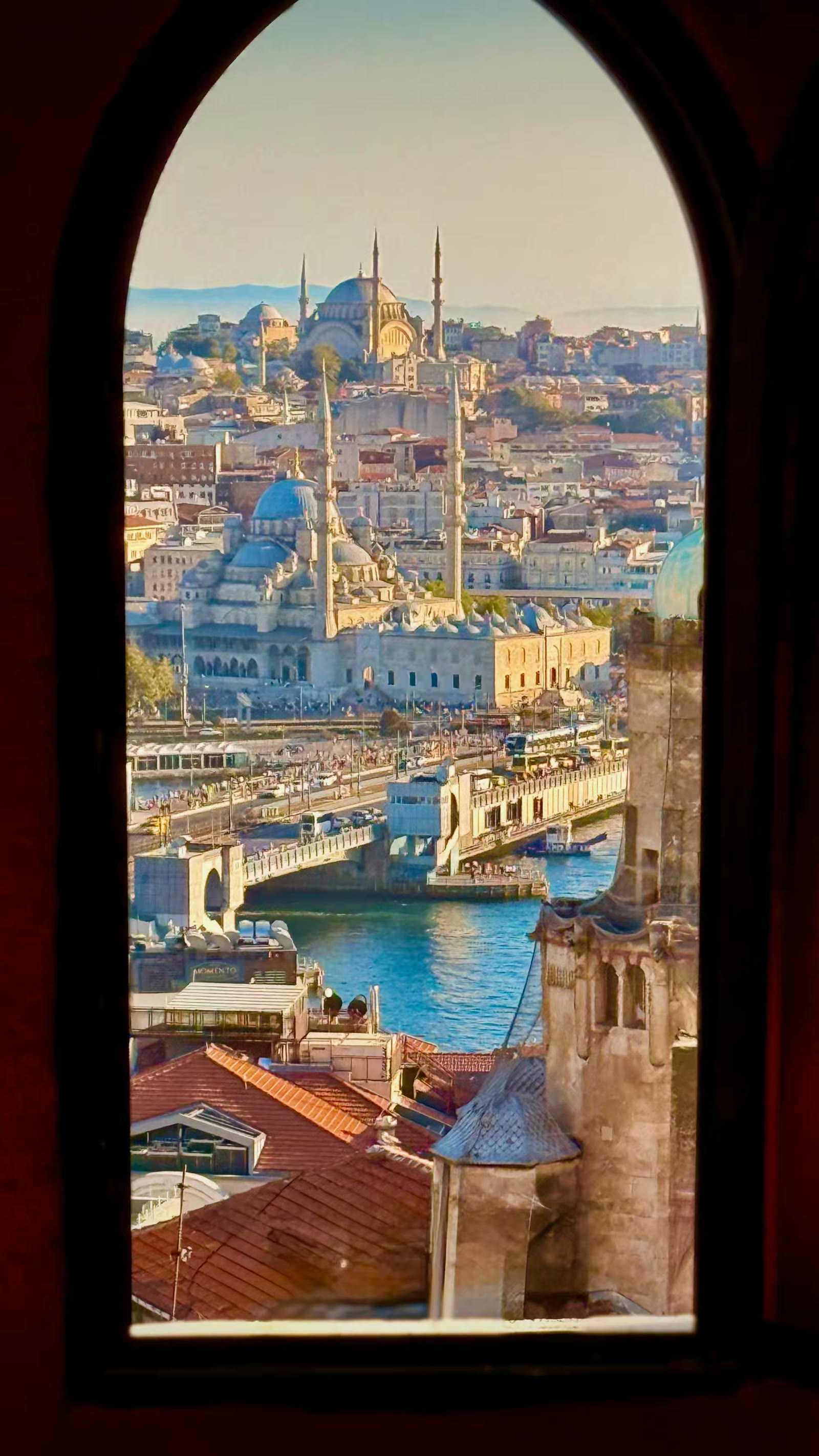 从位于伊斯坦布尔新城区加拉达塔(Galata Tower)上隔着金角湾眺望加拉达桥对面的老城区。前面靠海的是新清真寺 New Mosque (Yeni Cami)，后面山顶上的是努鲁奥斯曼清真寺
