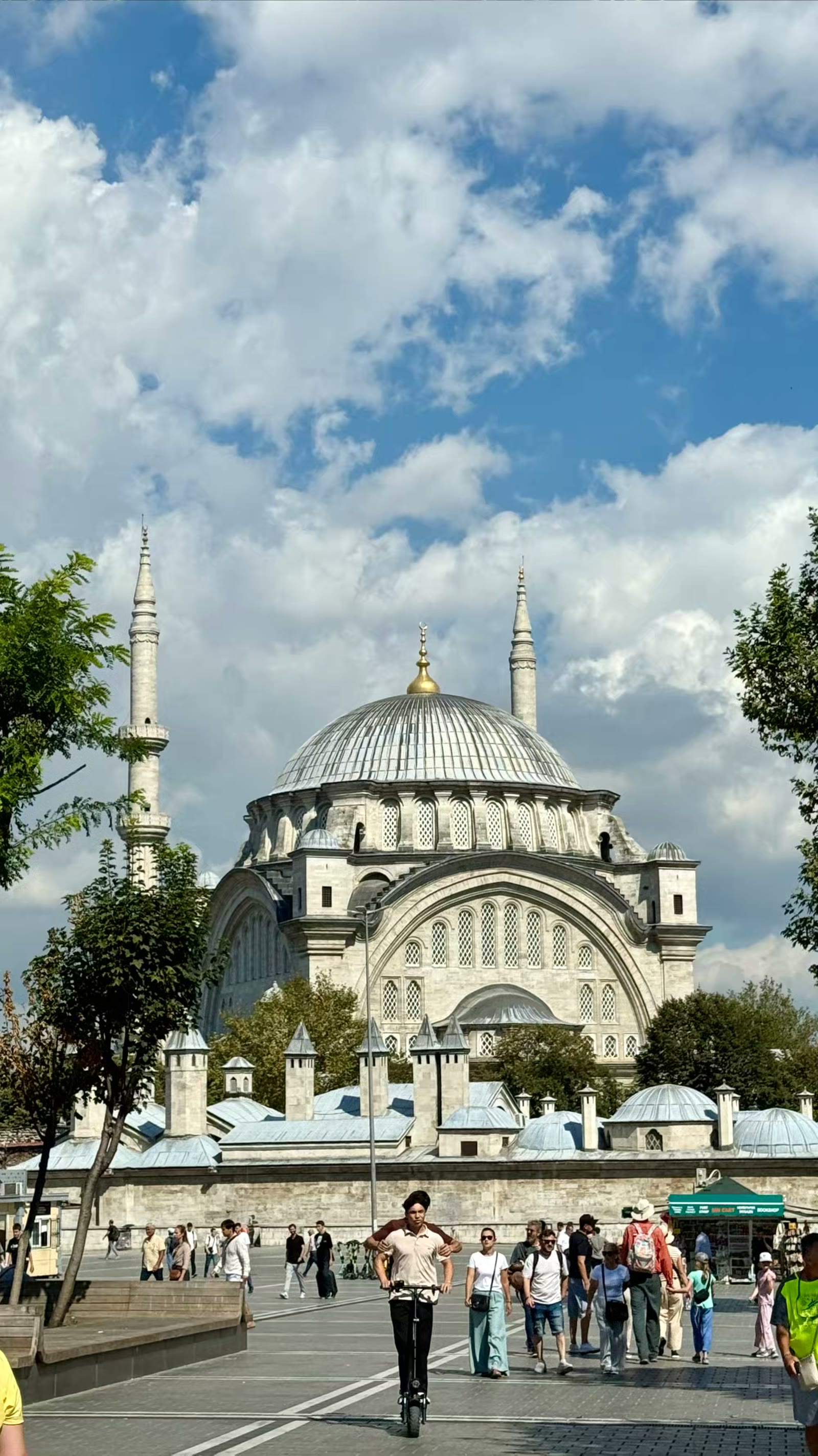 位于大巴扎附近的努鲁奥斯曼清真寺(Nuruosmaniye Mosque)由一位名叫西缅·卡尔法的希腊非穆斯林建筑师设计，完工于1775年，是第一座体现新奥斯曼巴洛克风格的纪念性奥斯曼建筑，该风格引入了欧洲的巴洛克和新古典主义元素。