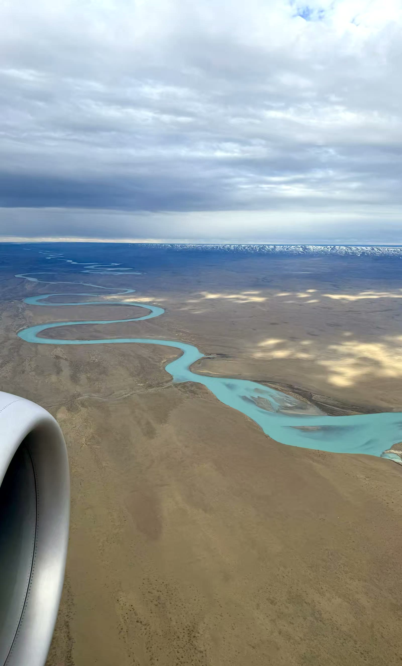 从飞机上看到的阿根廷的圣克鲁斯河(The Santa Cruz River)。它是巴塔哥尼亚地区的一条主要河流，全长385公里，源自冰川国家公园内的冰川湖（维德马湖和阿根廷湖），一路向东奔流汇入大西洋，并在入海口形成了三角洲。它是该地区仅存的几条大型自由流淌河流之一，以其壮丽的自然景观、丰富的地质遗迹（曾为达尔文所考察）以及作为垂钓大西洋虹鳟鱼的世界级胜地而闻名遐迩。