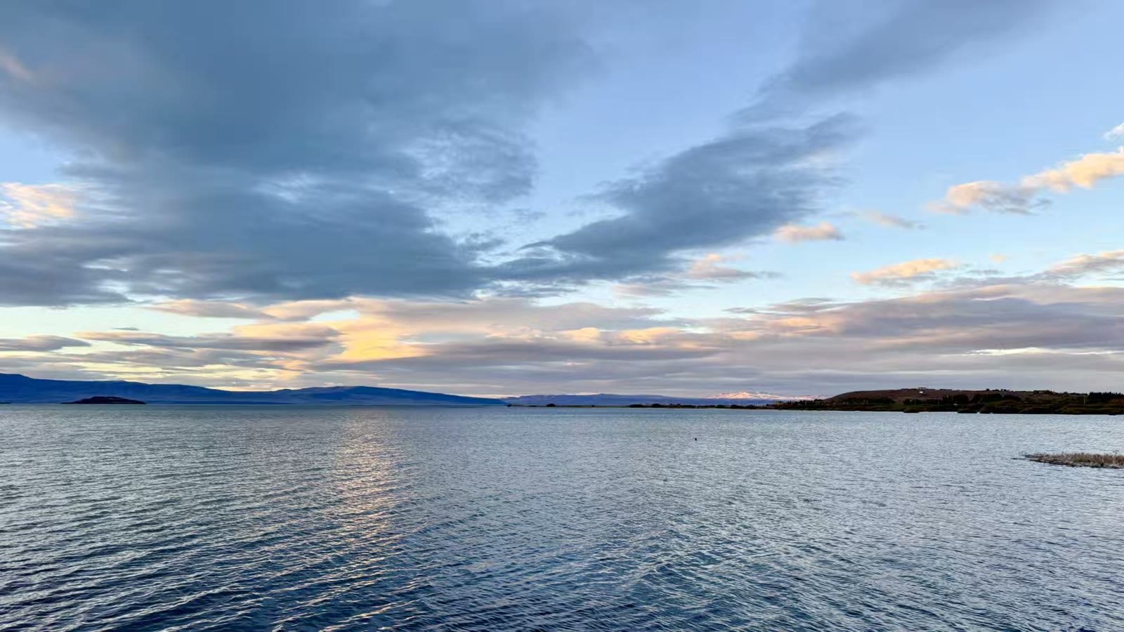 阿根廷湖(Argentina Lake)是阿根廷最大的淡水湖，位于巴塔哥尼亚地区的圣克鲁斯省，坐落于冰川国家公园（Los Glaciares National Park）内；该湖以其呈乳白色至绿松石色的冰川融水而闻名，且紧邻佩里托·莫雷诺（Perito Moreno）、乌普萨拉（Upsala）和斯佩加齐尼（Spegazzini）三大冰川。