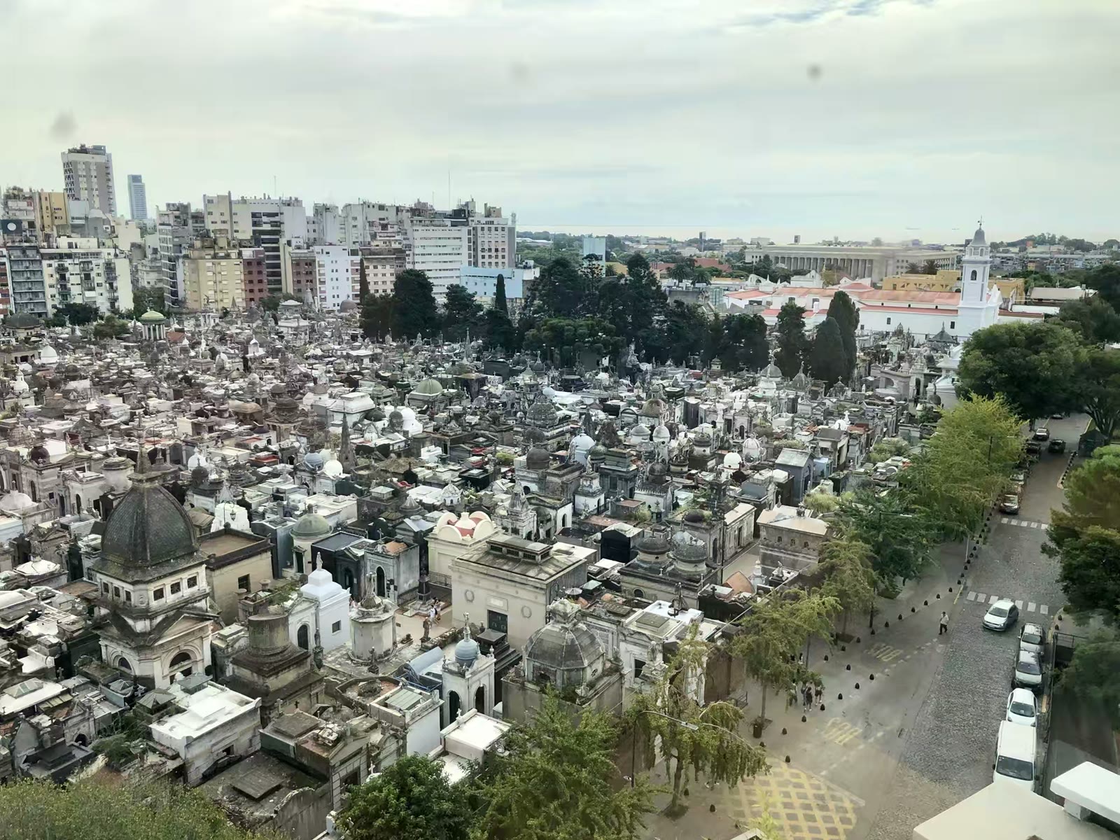 雷科莱塔国家公墓又称贵族公墓，建立于1822年，占地面积10英亩，是布宜诺斯艾利斯最古老的公墓，也是世界最著名的10座墓地之一。雷科莱塔国家公墓静谧，长长的蔓藤、萋萋的芳草、深深的墓园，刻满了岁月沧桑的雕塑，处处弥漫着欧式的浪漫和忧伤，满园的雕刻是名家的构思奇特、无穷智慧的劳动结晶。这是从酒店顶层酒吧拍一街之隔的公墓照片。