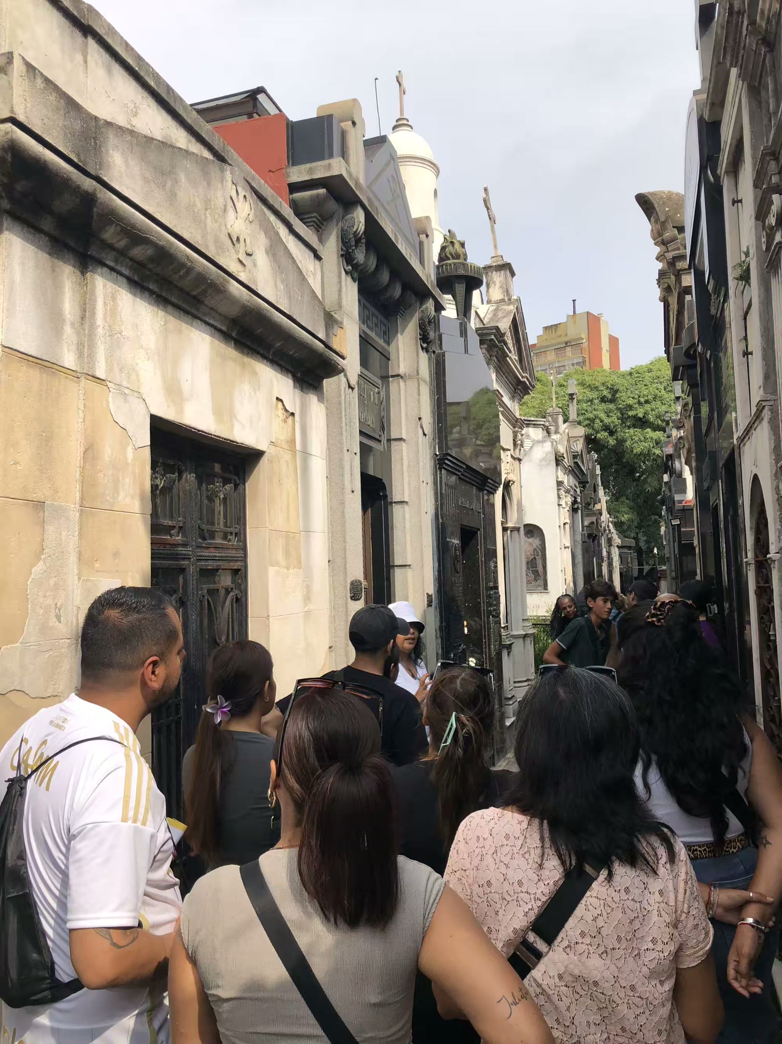 这是著名的是贝隆夫人(埃娃·贝隆，Eva Perón，1919年5月7日—1952年7月26日 ）的墓地。她葬在娘家杜阿尔特（Duarte）家族的墓室中，而非与丈夫胡安·贝隆总统合葬。许多游客慕名前来观看。