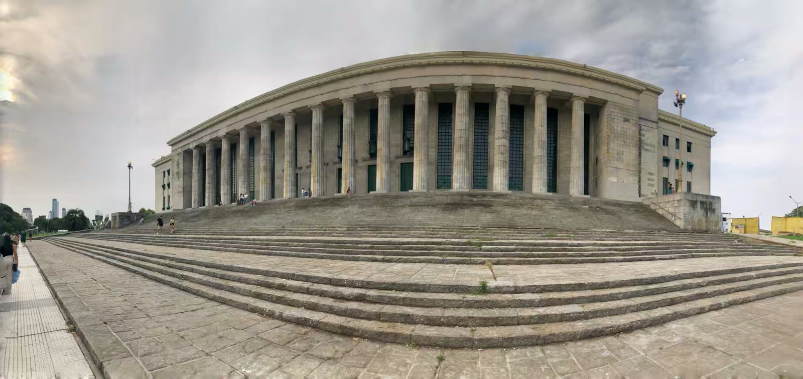布宜诺斯艾利斯大学的法学院(Facultad de Derecho (UBA)。该学院于1821年随同大学一同创立，并始终保持着作为该校规模最大的下属学院之一的地位。目前，其在读研究生人数已达23,790名。这是一座令人印象深刻且极具标志性的建筑，拥有宏伟的新古典主义建筑风格。其高耸的立柱与宽阔的台阶，使其成为布宜诺斯艾利斯最为引人注目的地标之一——尤其是在日落时分。周边的绿地是散步的绝佳去处，而放眼望去，城市风光与拉普拉塔河的景色更是美不胜收。