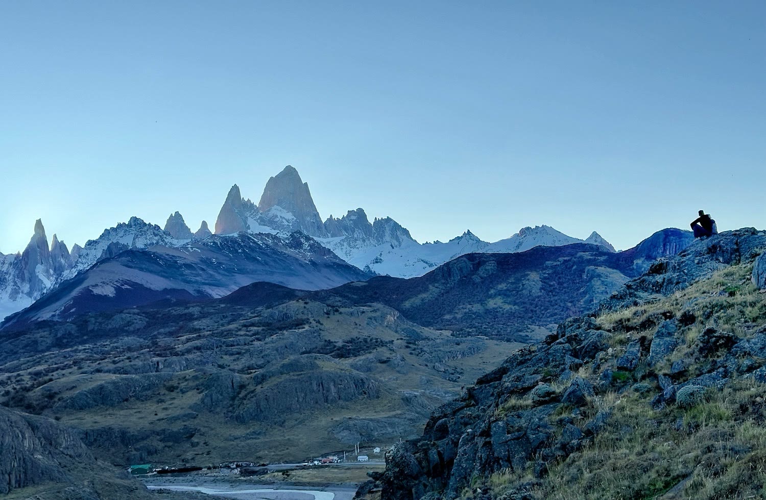 巴塔哥尼亚安第斯山脉的妃子峰或菲茨罗伊峰（Mount Fitz Roy）是一座巍峨雄伟、气势非凡的锯齿状山峰，位于画面正中偏左的位置。位于山脉沿线更靠左侧的位置的托雷峰（Cerro Torre）则是一座尖锐细长的针状山峰。