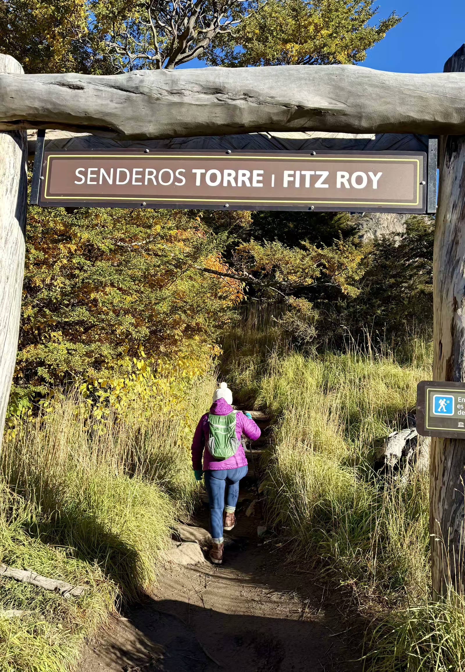 上午10:25开始向约4公里处的主要目的地妃子峰观景点(Fitz Roy Viewpoint)上行。