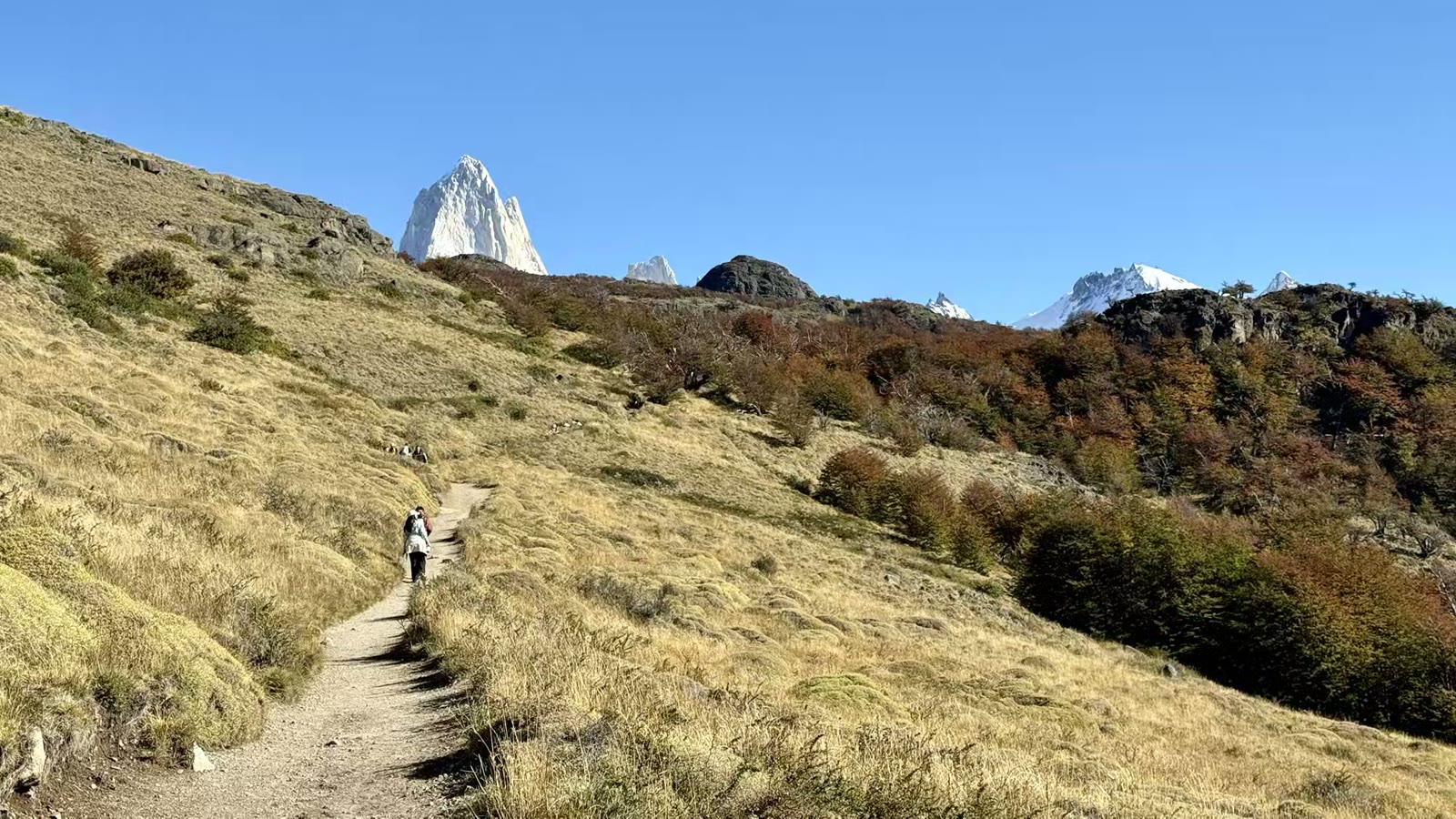 妃子山峰探出头来