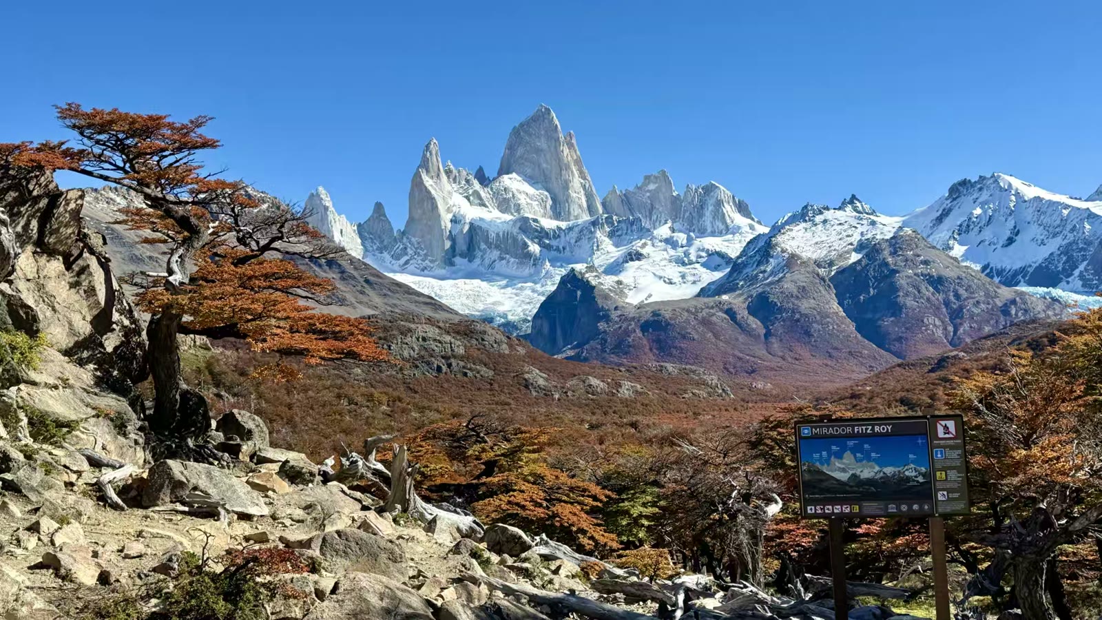 下午1点左右到达目的地妃子峰观景点(Mirador Fitz Roy)。