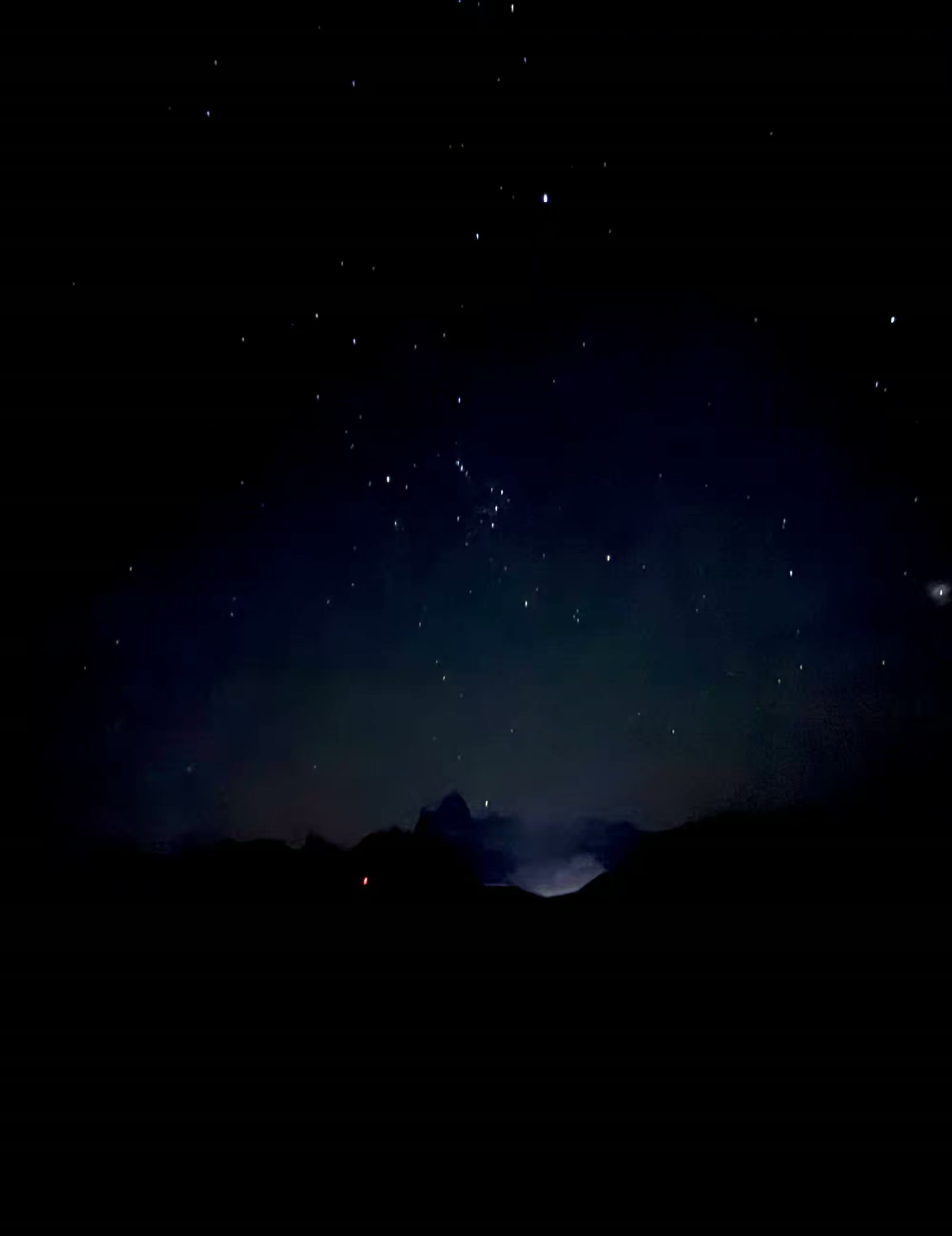 9:15 pm 猎户座(Orion)是一个非常显著的星座，其星座一般人肉眼能看见的。全世界的人都能看到它那些分布在天赤道上耀眼的星，也因此猎户座一直有着“星座之王”的美誉。 听同行的星空爱好者伙伴介绍：猎户座在南半球看是呈现正立姿态，而在北半球则呈现倒立（或倾斜）姿态。