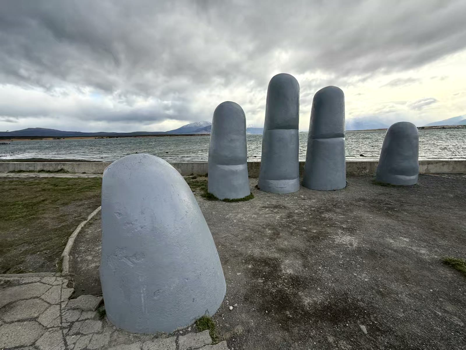 位于纳塔莱斯港(Puerto Natales)的“手之纪念碑”是一座标志性的雕塑，其造型为五根手指破土而出，坐落于海滨长廊之上。这座雕塑由当地雕塑家胡安·安德拉德(Juan Andrade)于1993年创作，象征着人类与巴塔哥尼亚大自然之间的联结。它毗邻历史悠久的码头，是游客拍照留念的必游之地。