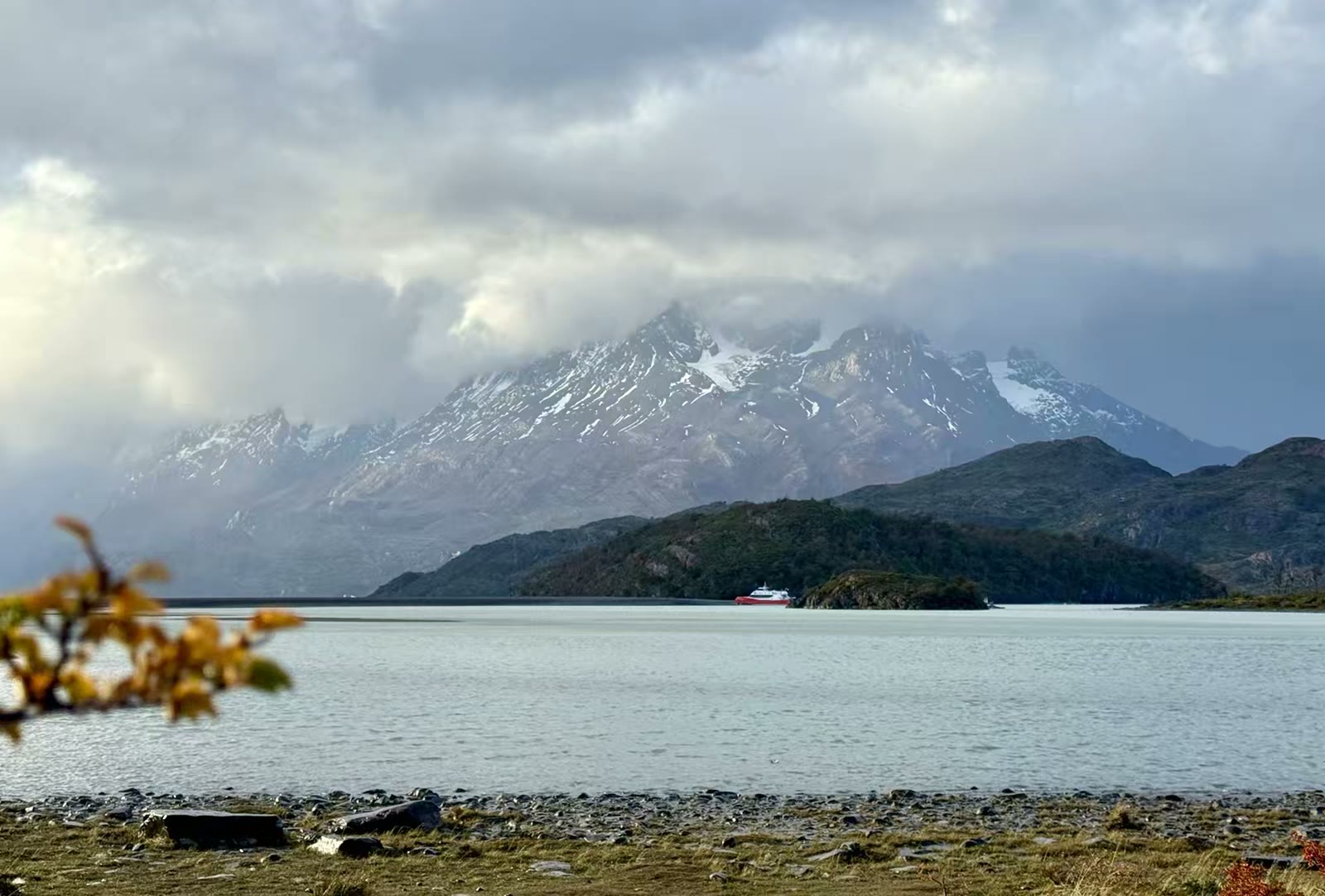 格雷湖（Lago Grey）是位于百内国家公园（Torres del Paine National Park）内的一座冰川湖，以其令人惊叹的冰山景观以及为其提供水源的巨大格雷冰川而闻名。该湖坐落于公园的西部区域，是备受游客青睐的游览胜地；游客可乘船穿梭于冰山之间，近距离观赏冰川峭壁，从而获得一种极具震撼力的巴塔哥尼亚体验。湖水的色彩随光线变化而变幻莫测，时而呈现出耀眼的电光蓝，时而泛起银色的光泽；它也是著名的“W”型徒步路线中不可或缺的重要一环。