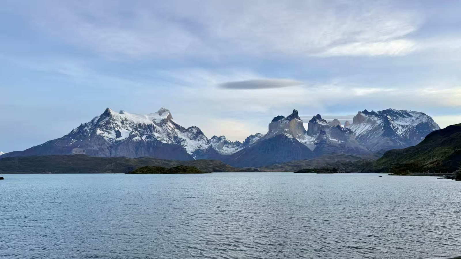途经公园内的核心景观之一佩霍湖(Lago Pehoé)。佩霍湖是一座令人惊叹的碧蓝色湖泊。它以其鲜艳夺目的色彩而闻名，与周围的群山, 如百内角峰形成了鲜明的对比，使其成为摄影、徒步旅行和皮划艇运动的绝佳胜地。