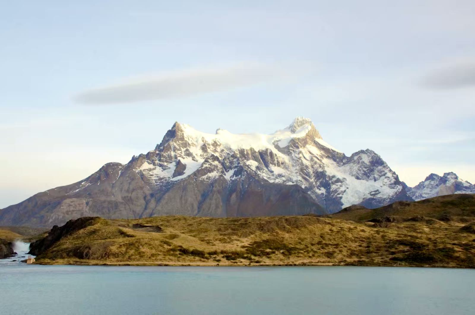 库埃尔诺斯观景点(Mirador Cuernos)是位于百内国家公园内的一处观景点，在此可饱览横亘于诺登舍尔德湖(Lake Nordenskjöld)之上、极具标志性的“百内角”(Los Cuernos)的壮丽景色。通往该观景台的徒步路线相对轻松，起点邻近大瀑布(Salto Grande), 沿途不仅能将百内山(Paine Massif)的全景尽收眼底, 其中包括百内大山(Paine Grande)和 Almirante Nieto 山峰。这是一条深受各级水平徒步爱好者喜爱、且令人不虚此行的经典徒步道。