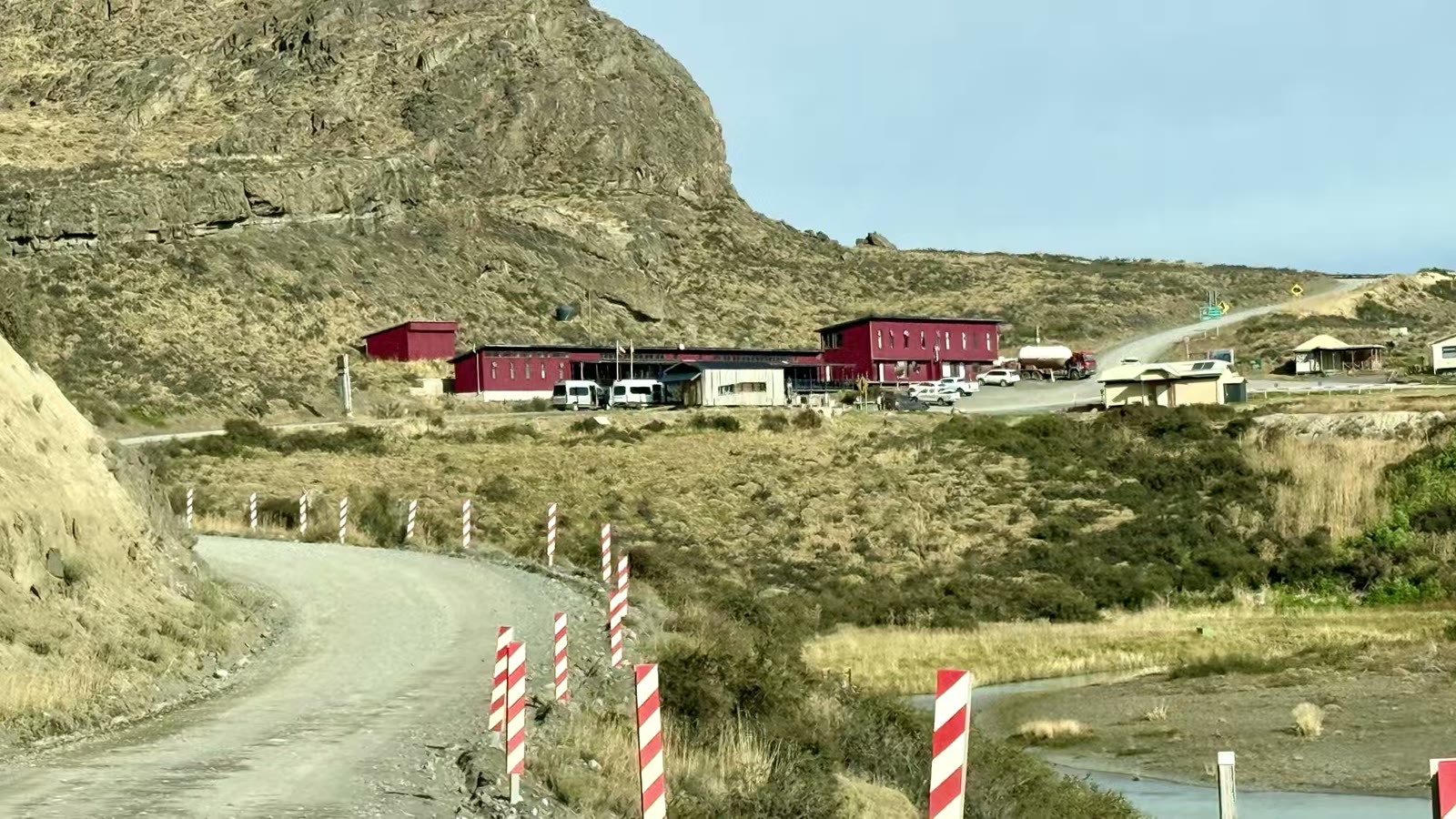 阿玛尔加湖入口处(Laguna Amarga)是百内国家公园的主要入口。从我们住的百内公园南门外的酒店开车到此大概要一个半小时左右。