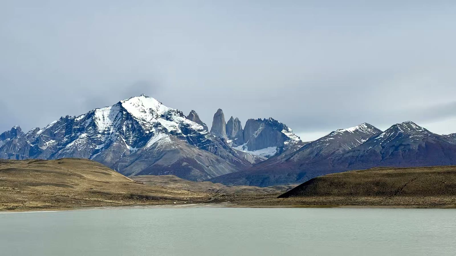 阿玛尔加湖(Laguna Amarga)位于百内国家公园东缘公园主入口之外，是一座令人惊叹的高盐度泻湖。它以其从明亮的青绿色渐变为白色的湖水、洁白的碳酸钙湖岸，以及眺望百内三塔的壮丽景色而闻名遐迩。