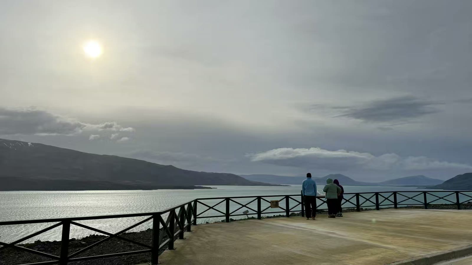 十一点多到托罗湖(Lago el Toro)观景台。托罗湖是百内国家公园中最大的湖泊并以其展现百内山脉及“百内角”的壮丽全景而闻名。