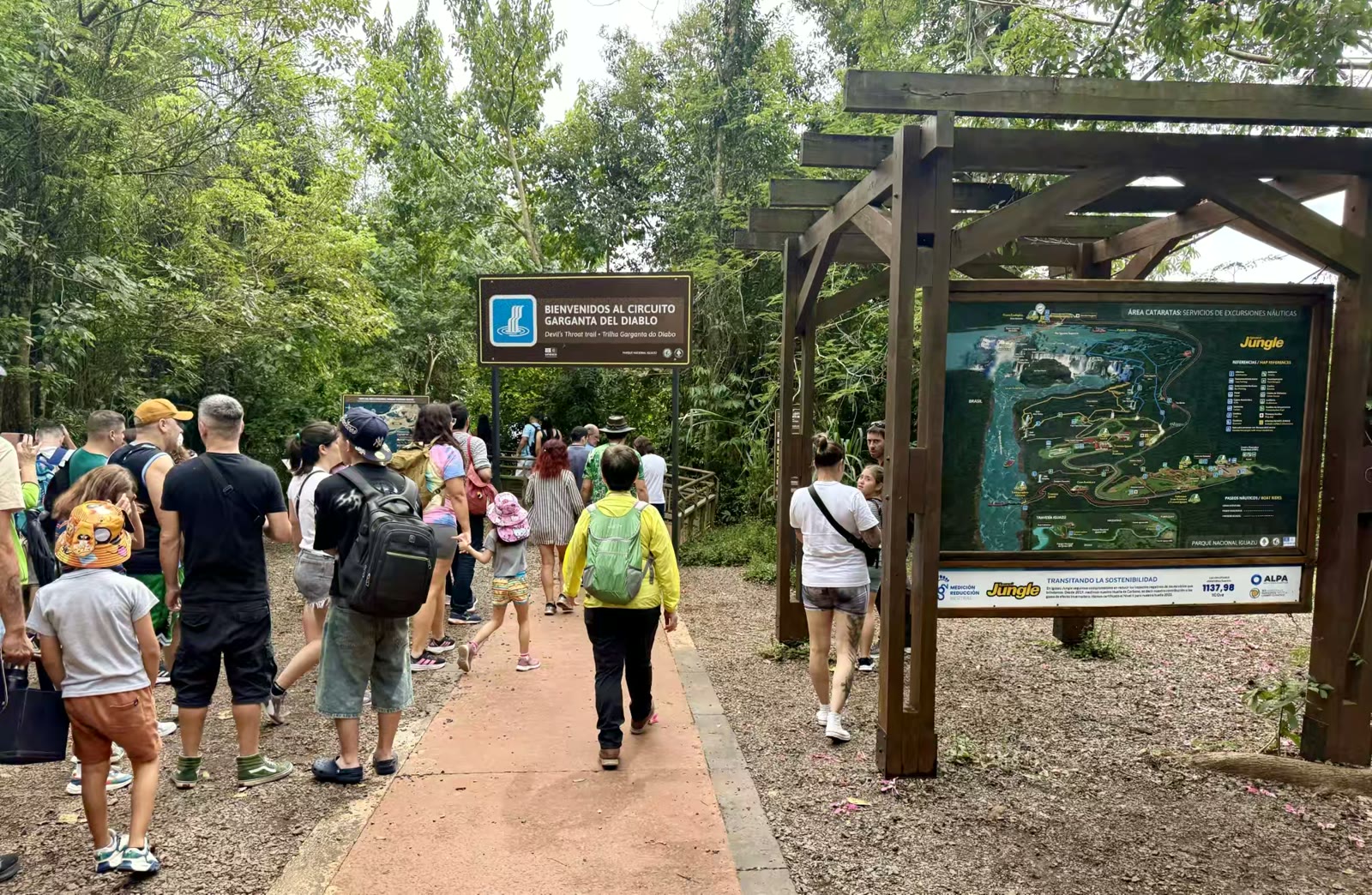 下车后便去主要景点”魔鬼咽喉”瀑布。